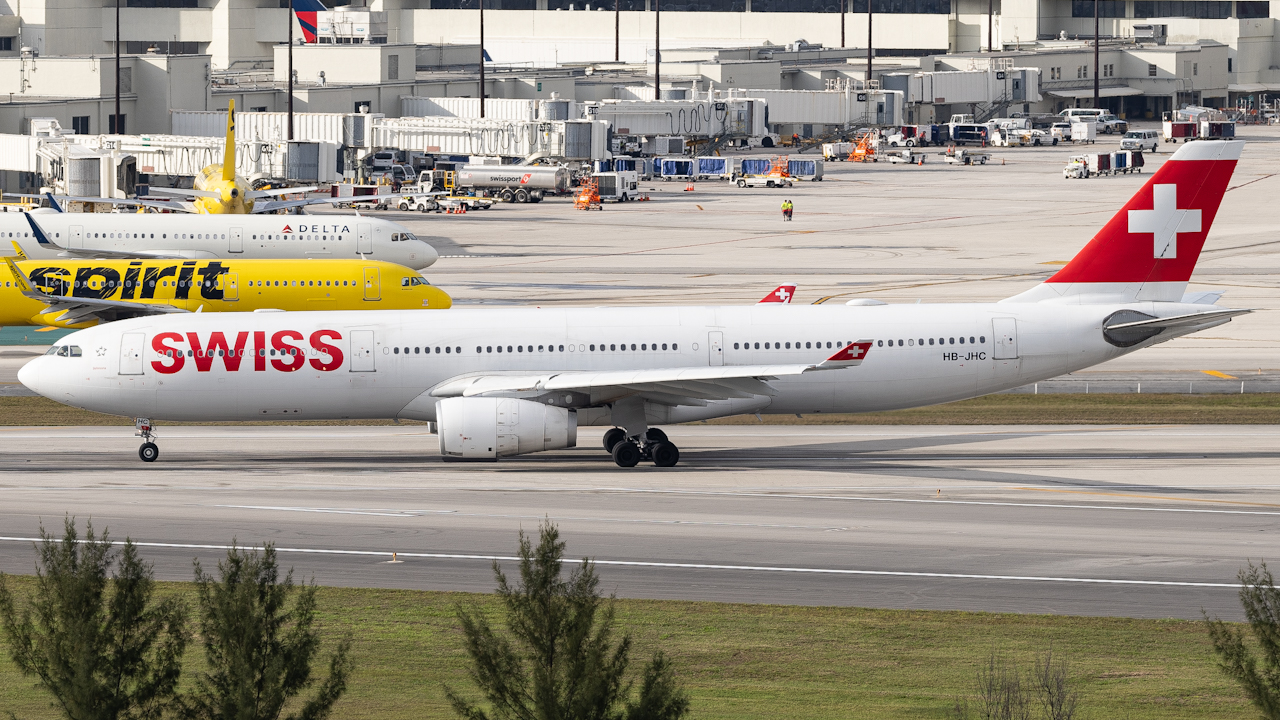 Full size: Swiss International Air Lines Airbus A330-300 HB-JHC at Miami International Airport