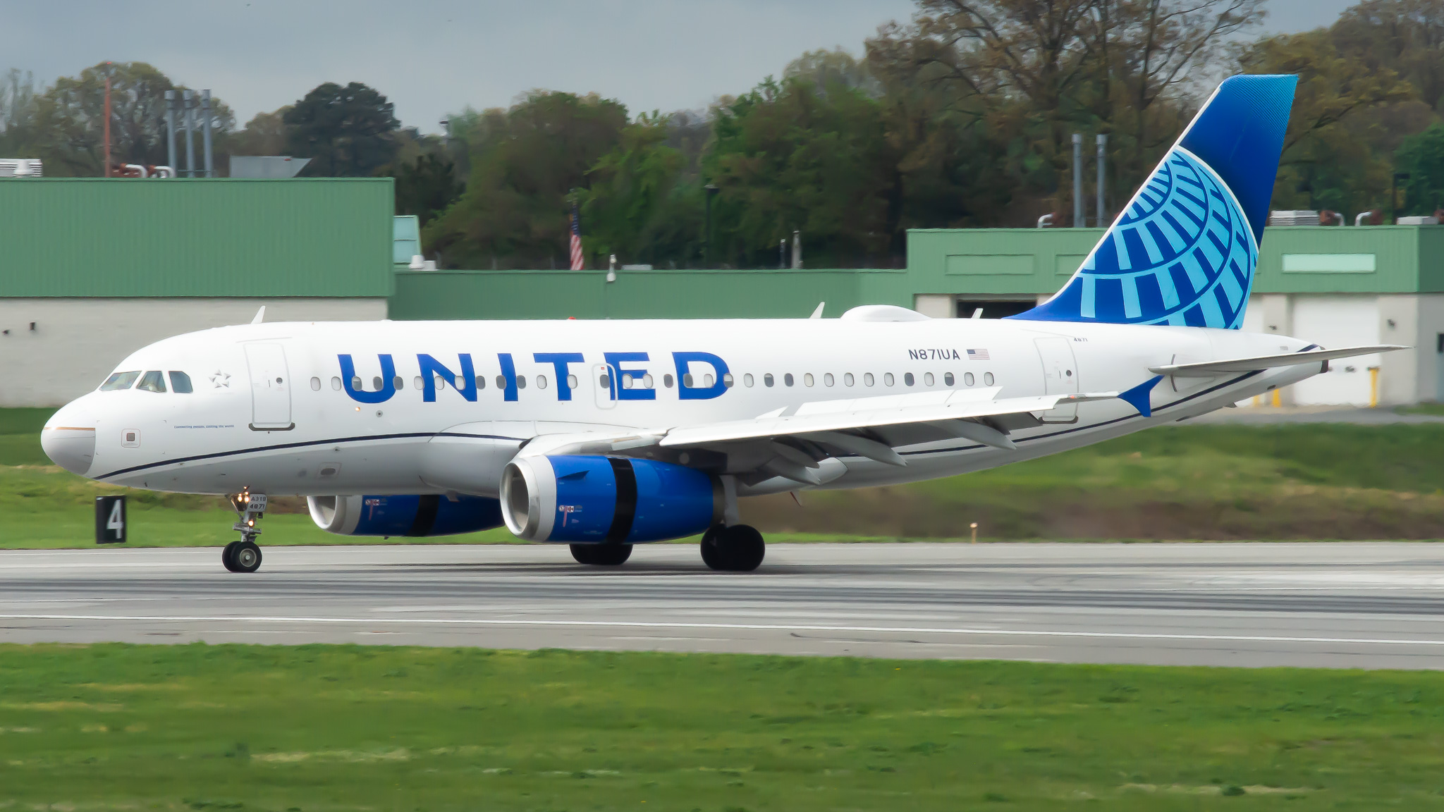 Full size: United Airlines Airbus A319 N871UA at Baltimore/Washington International Thurgood Marshall Airport