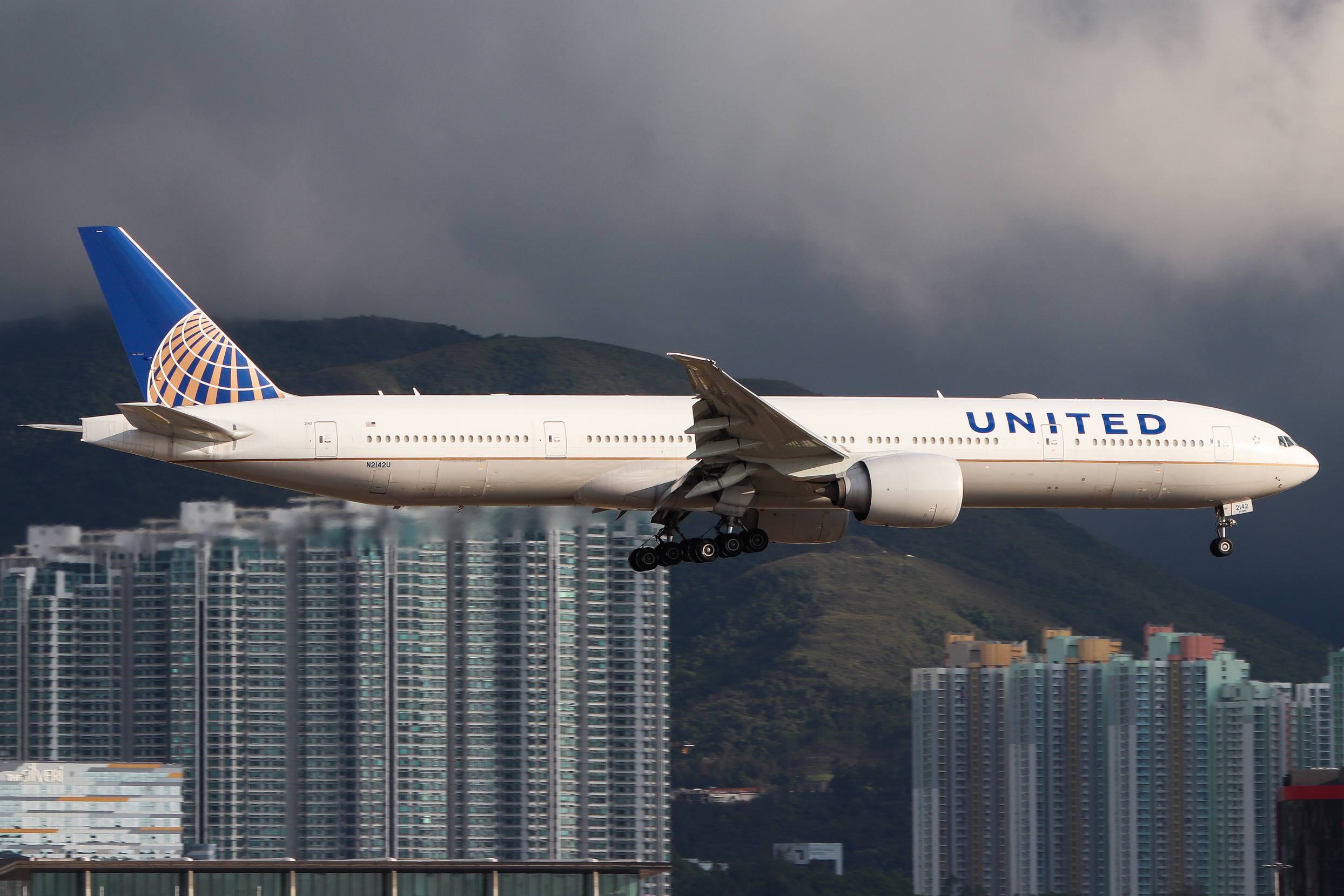 Full size: United Airlines Boeing 777-300ER N2142U at Hong Kong International Airport