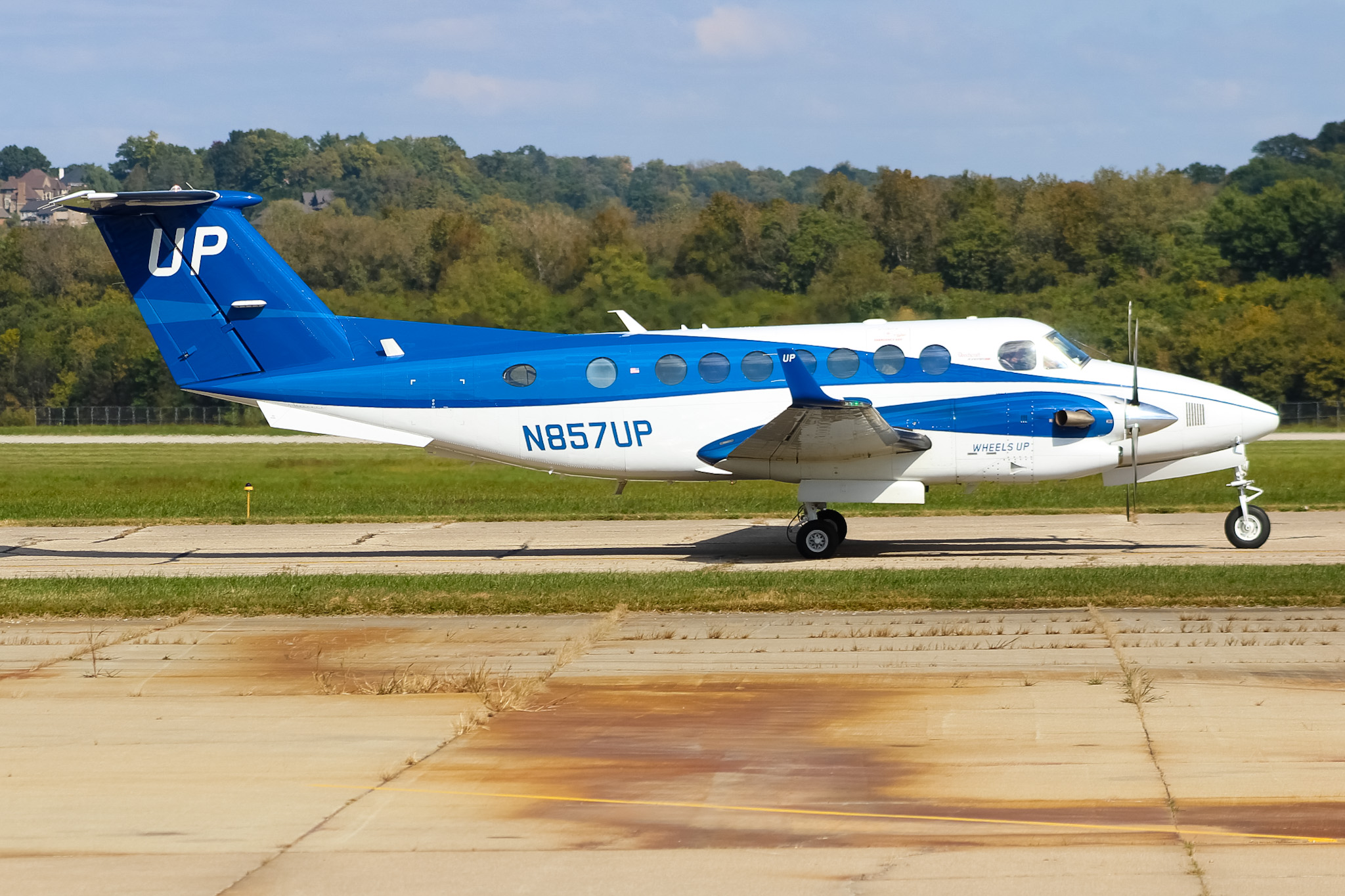 Full size: Wheels Up Beechcraft King Air 350 N857UP at Cincinnati Municipal Airport/Lunken Field