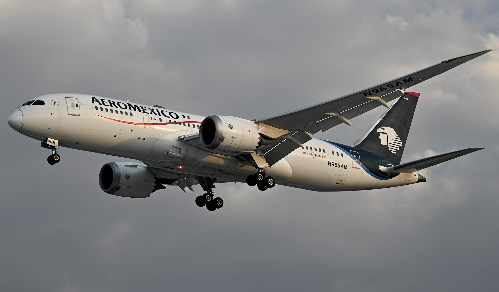 Full size: Aeromexico Boeing 787-8 N965AM at Mexico City International Airport