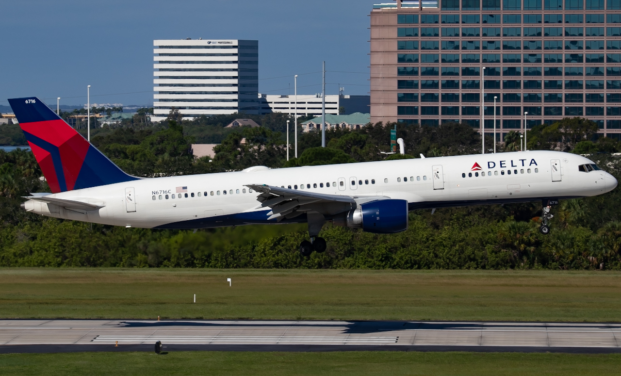Full size: Delta Airlines Boeing 757-200 N6716C at Tampa International Airport