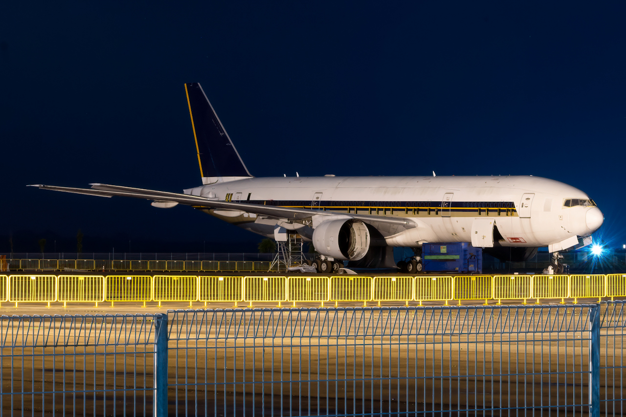 Full size: Untitled B777-200ER 9V-SQJ at 