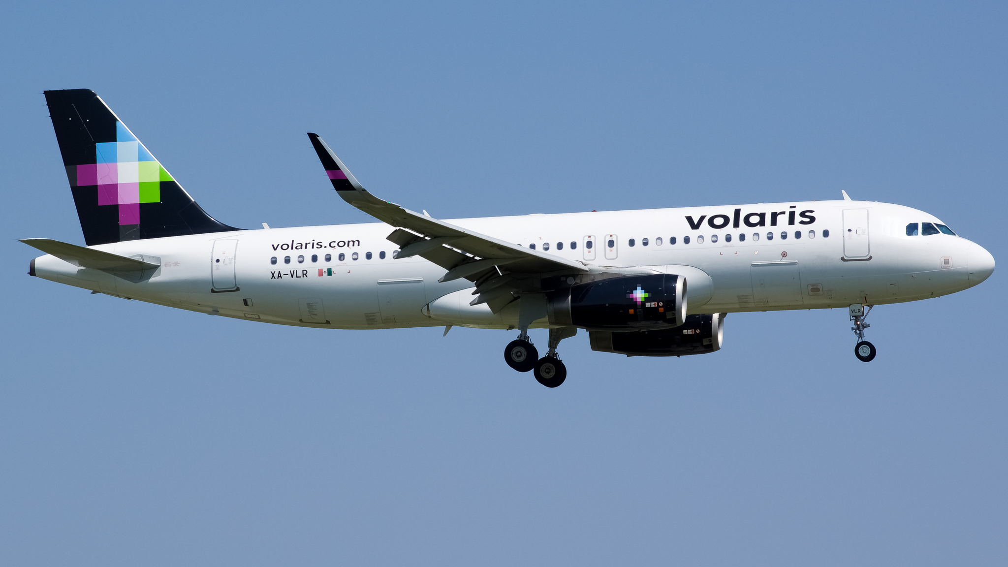 Full size: Volaris Airbus A320 XA-VLR at Chicago O'Hare International Airport