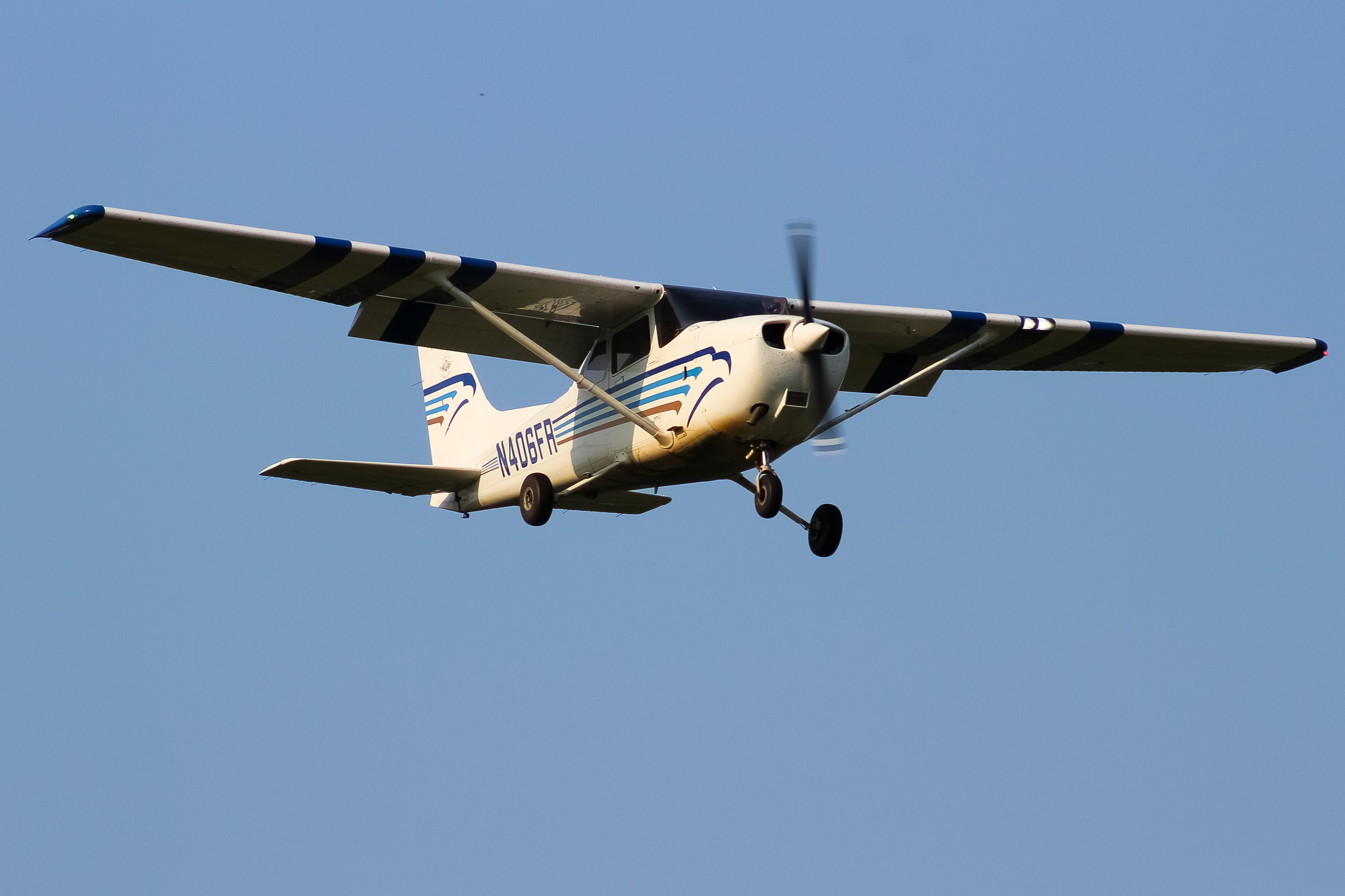Full size: PRIVATE  Cessna 172 N406FR at Cincinnati Municipal Airport/Lunken Field