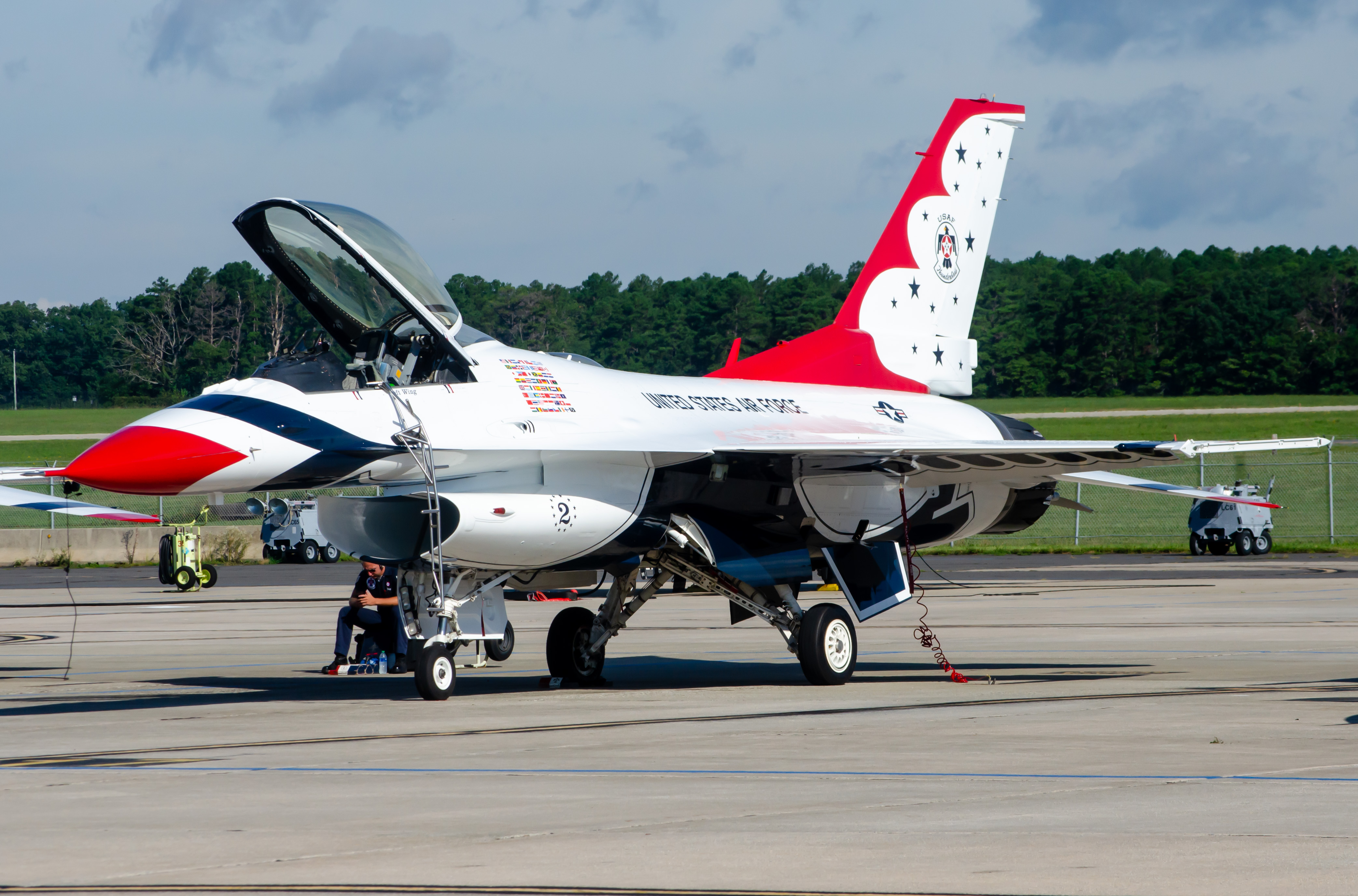 Full size: USAF - United States Air Force General Dynamics F-16 Fighting Falcon 923881 at Atlantic City International Airport