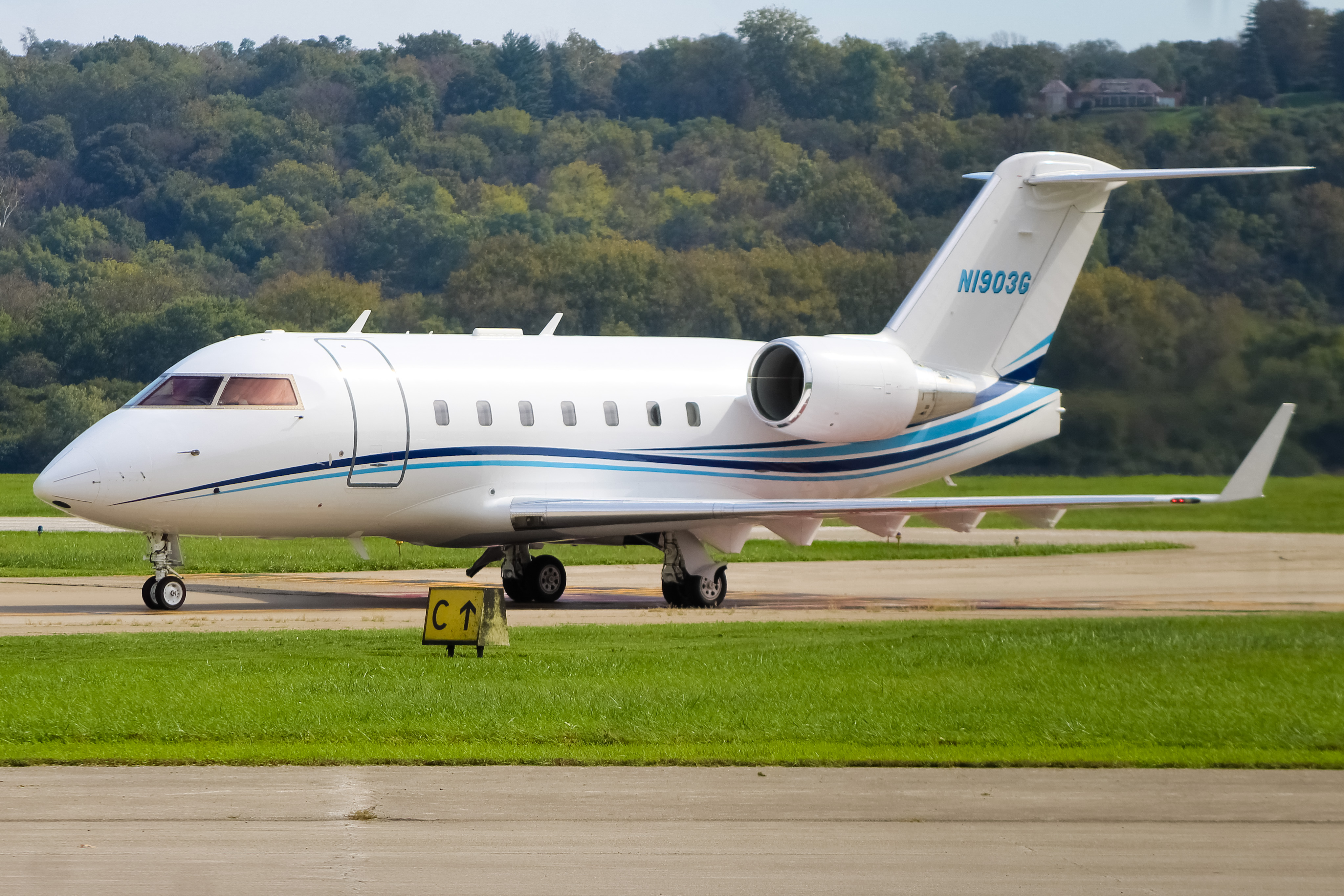 Full size: Private  Bombardier Challenger 604 N1903G at Cincinnati Municipal Airport/Lunken Field