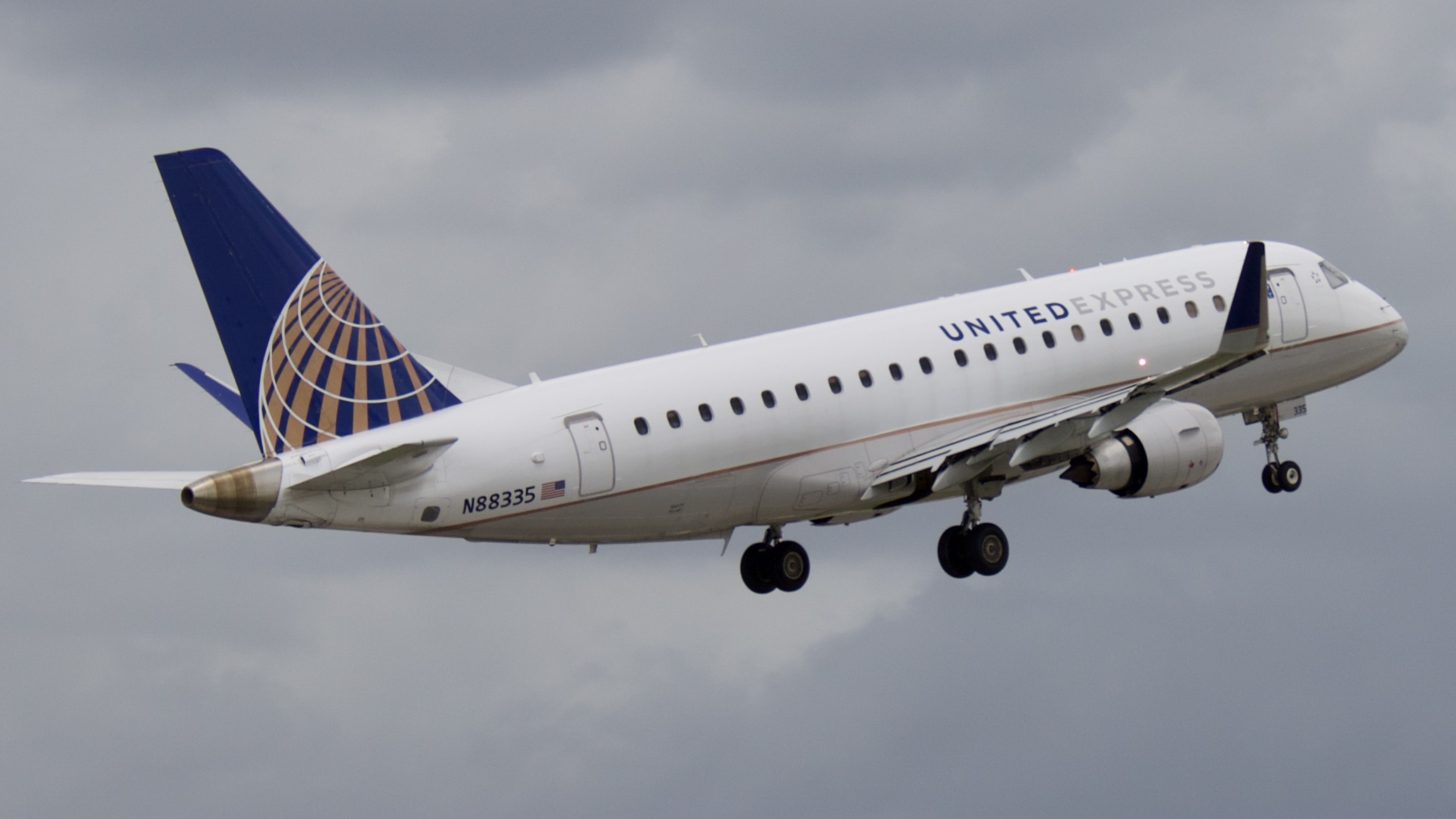 Full size: United Express Embraer E175 N88335 at Houston-George Bush Intercontinental Airport