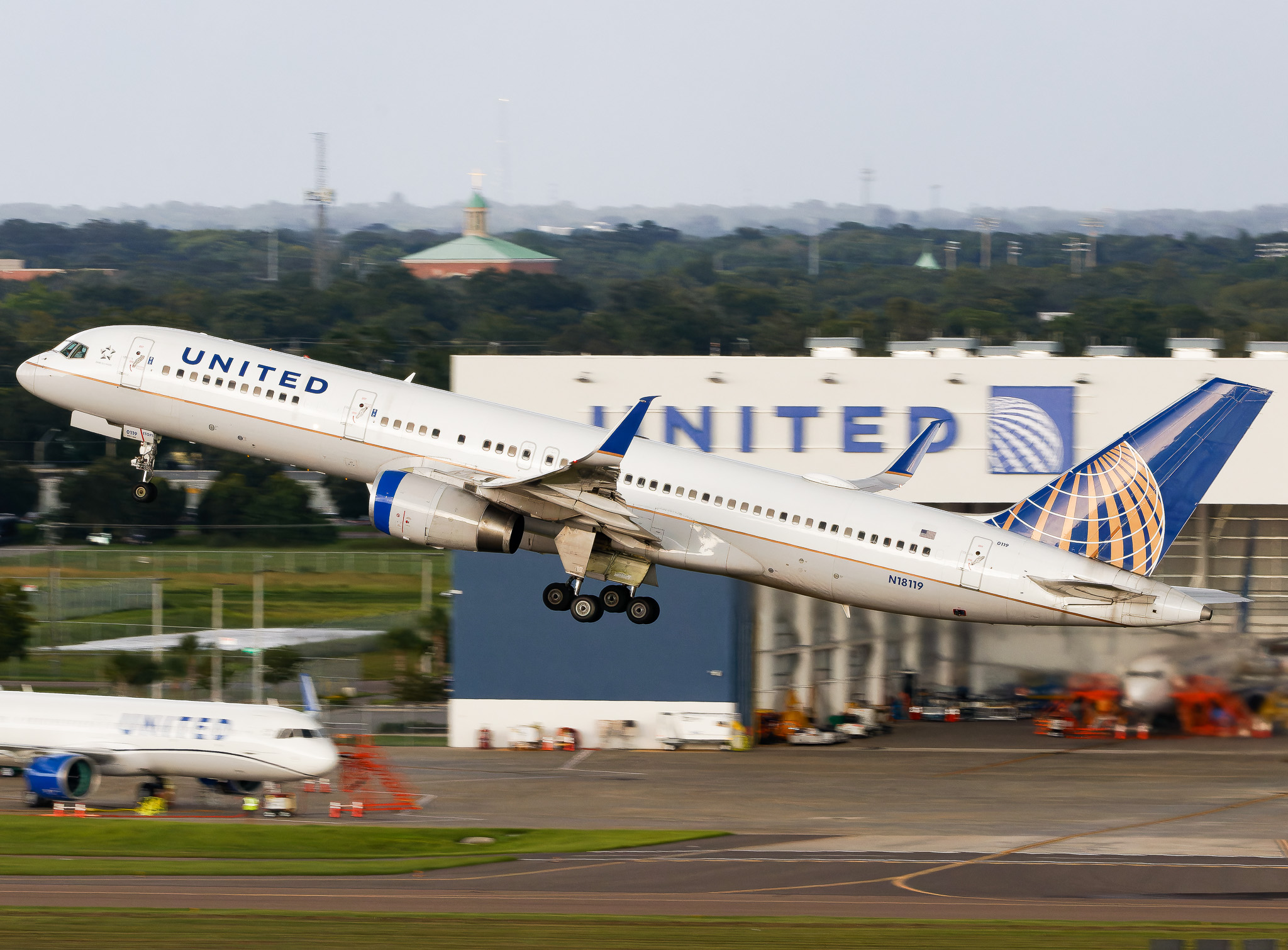 Full size: United Airlines Boeing 757-200 N18119 at Tampa International Airport