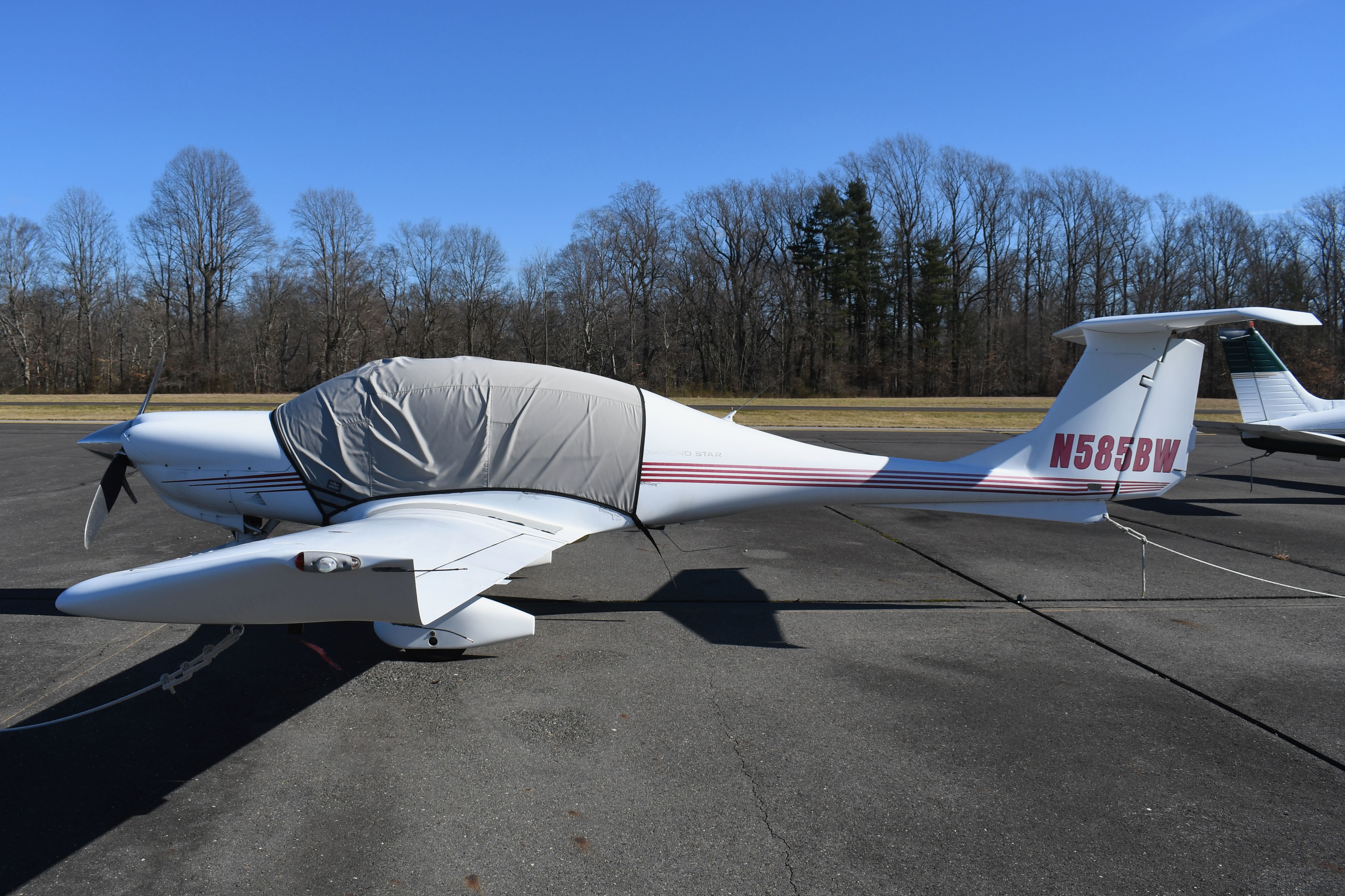 Full size: PRIVATE Diamond DA-40 N585BW at Flying W Airport