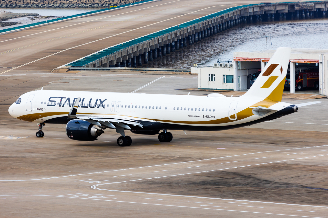 Full size: Starlux Airlines Airbus A321NEO B-58203 at Macau International Airport