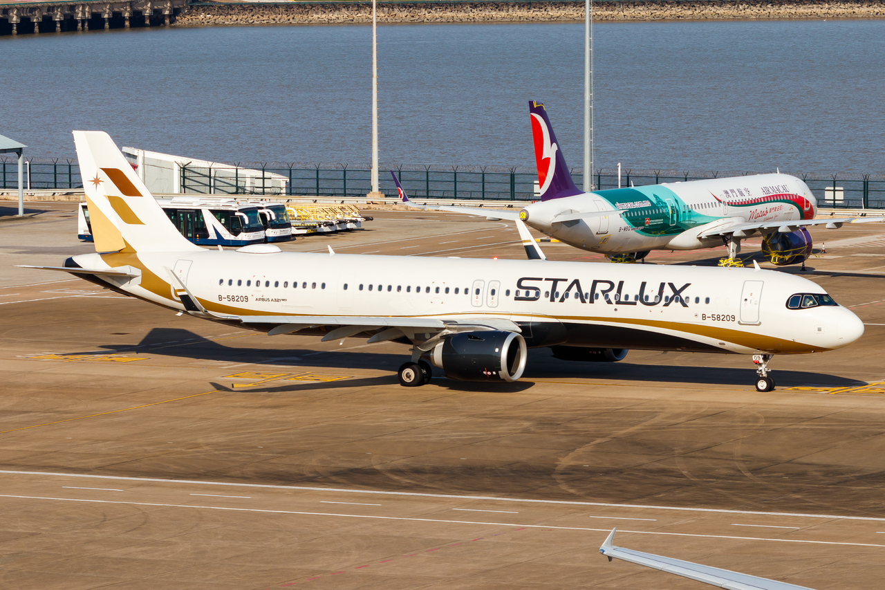 Full size: Starlux Airlines Airbus A321NEO B-58209 at Macau International Airport