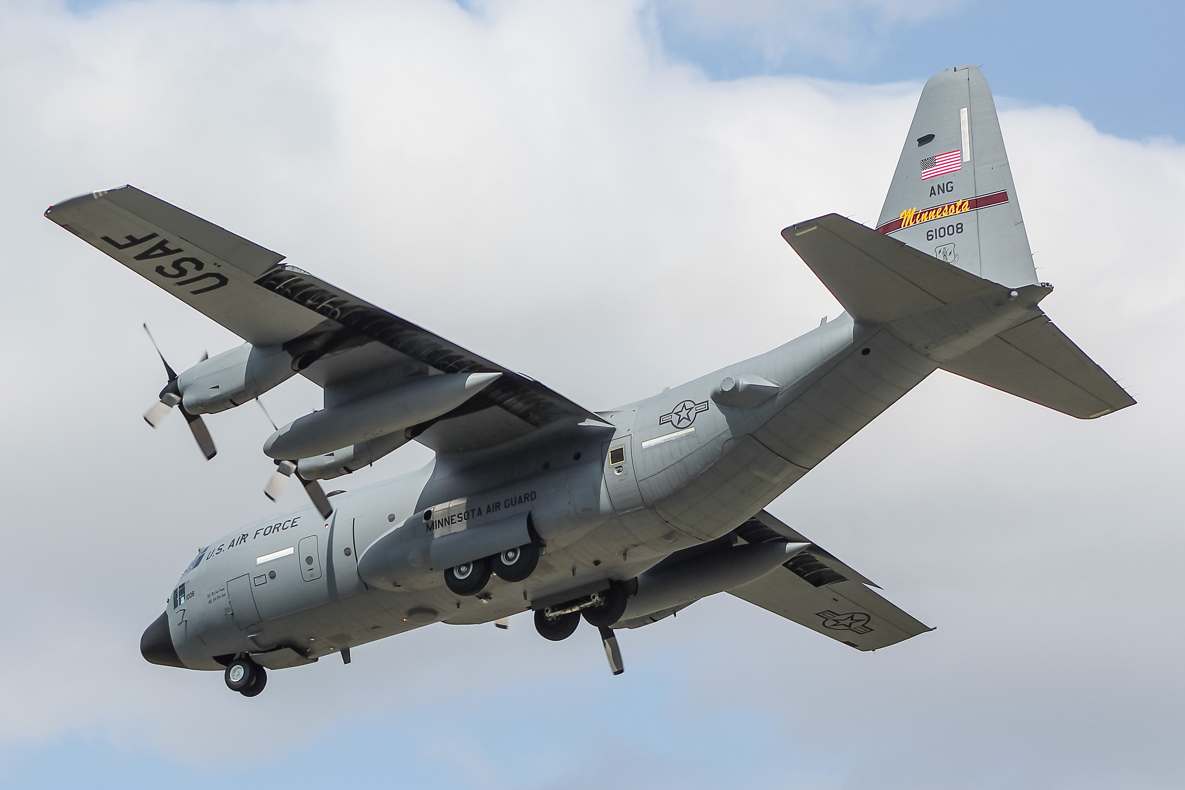 Full size: USAF - United States Air Force Lockheed C-130H Hercules 96-1008 at General Mitchell International Airport