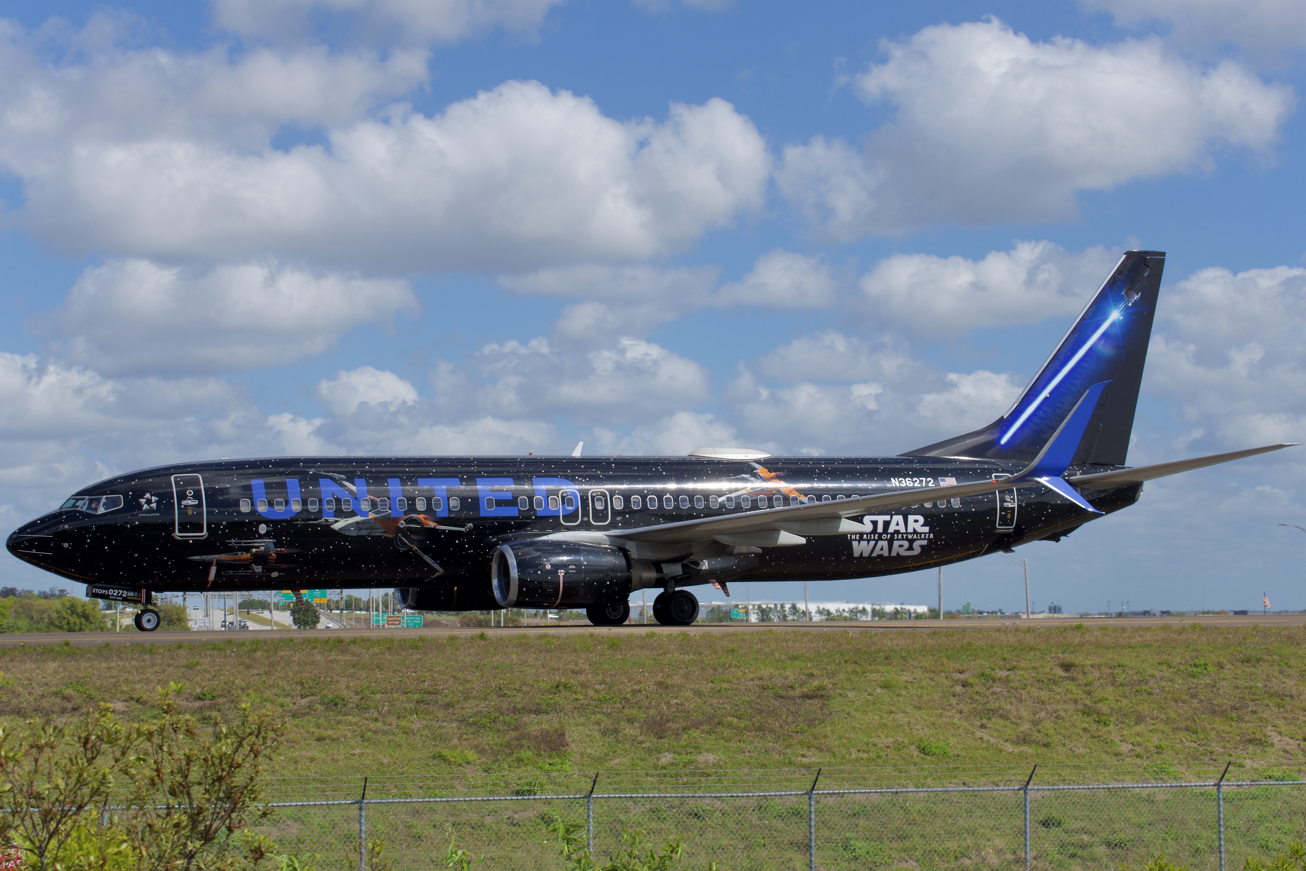 Full size: United Airlines Boeing 737-800 N36272 at Orlando International Airport