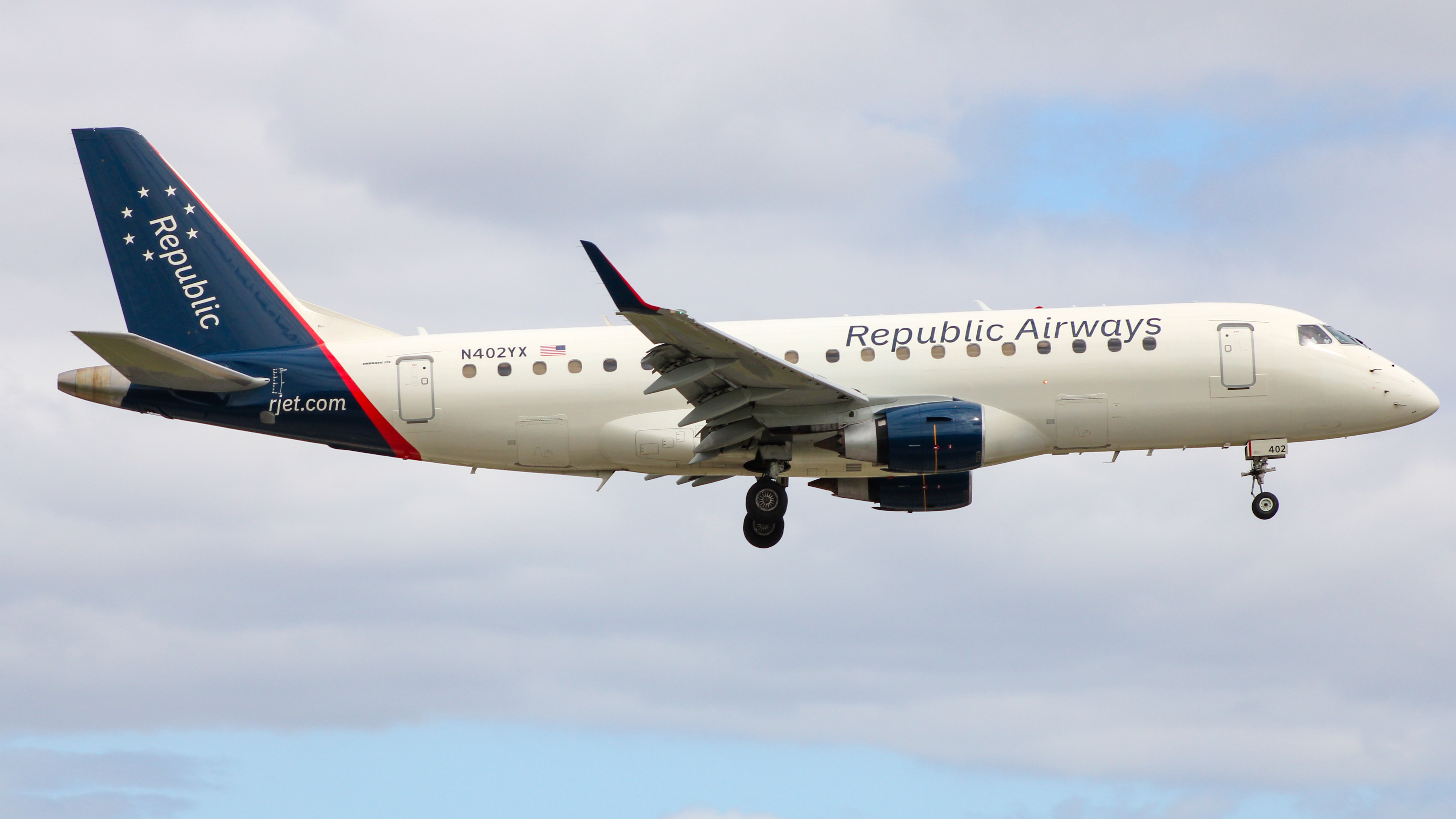 Full size: Republic Airways Embraer E175 N402YX at Miami International Airport