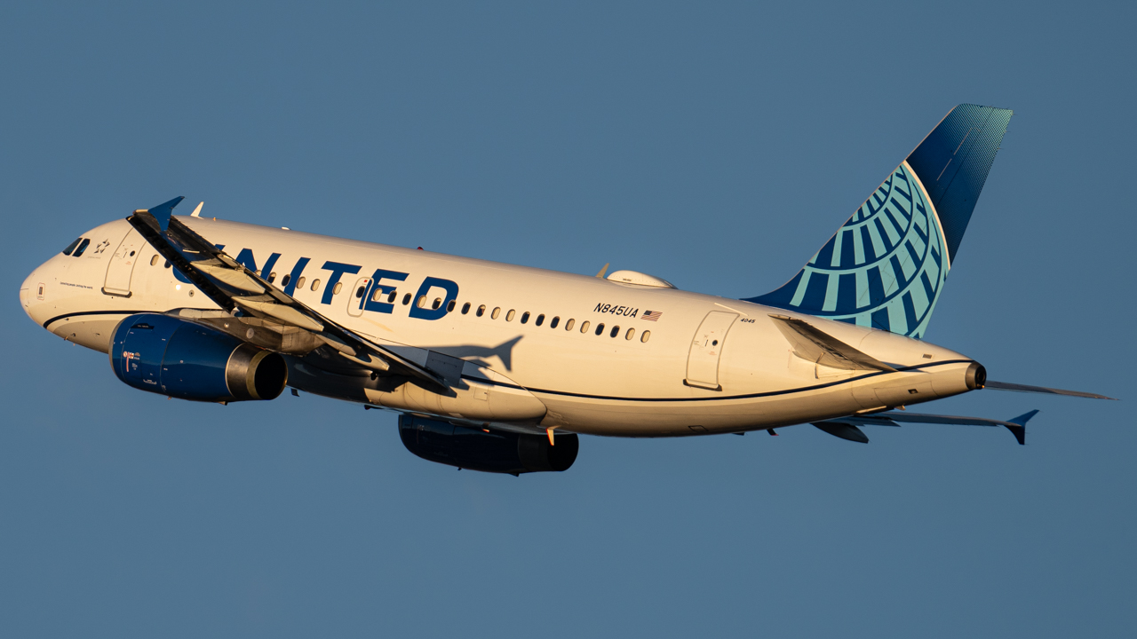 Full size: United Airlines Airbus A319 N845UA at Reno/Tahoe International Airport