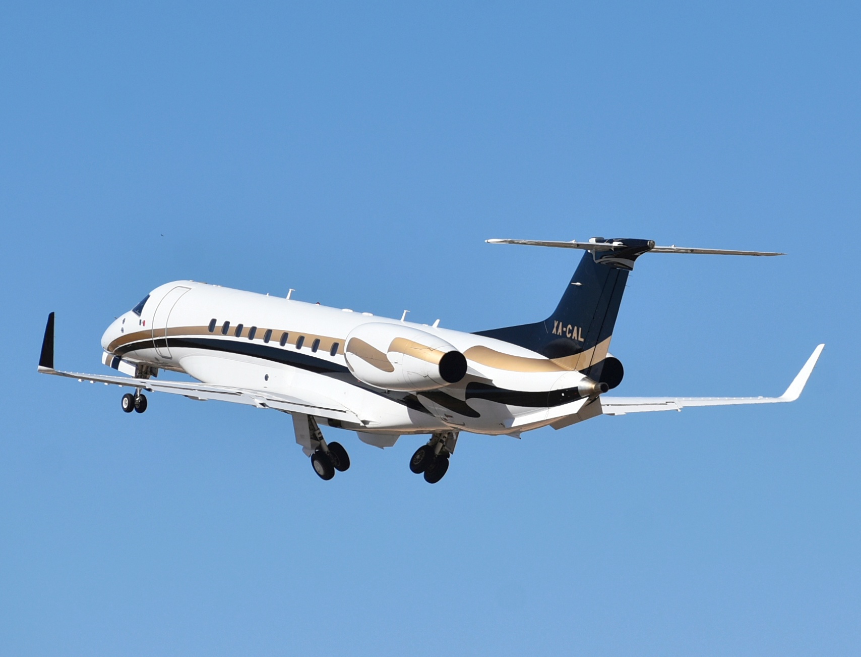 Full size: PRIVATE Embrear Legacy 600 XA-CAL at Aeropuerto de Cabo San Lucas Internacional
