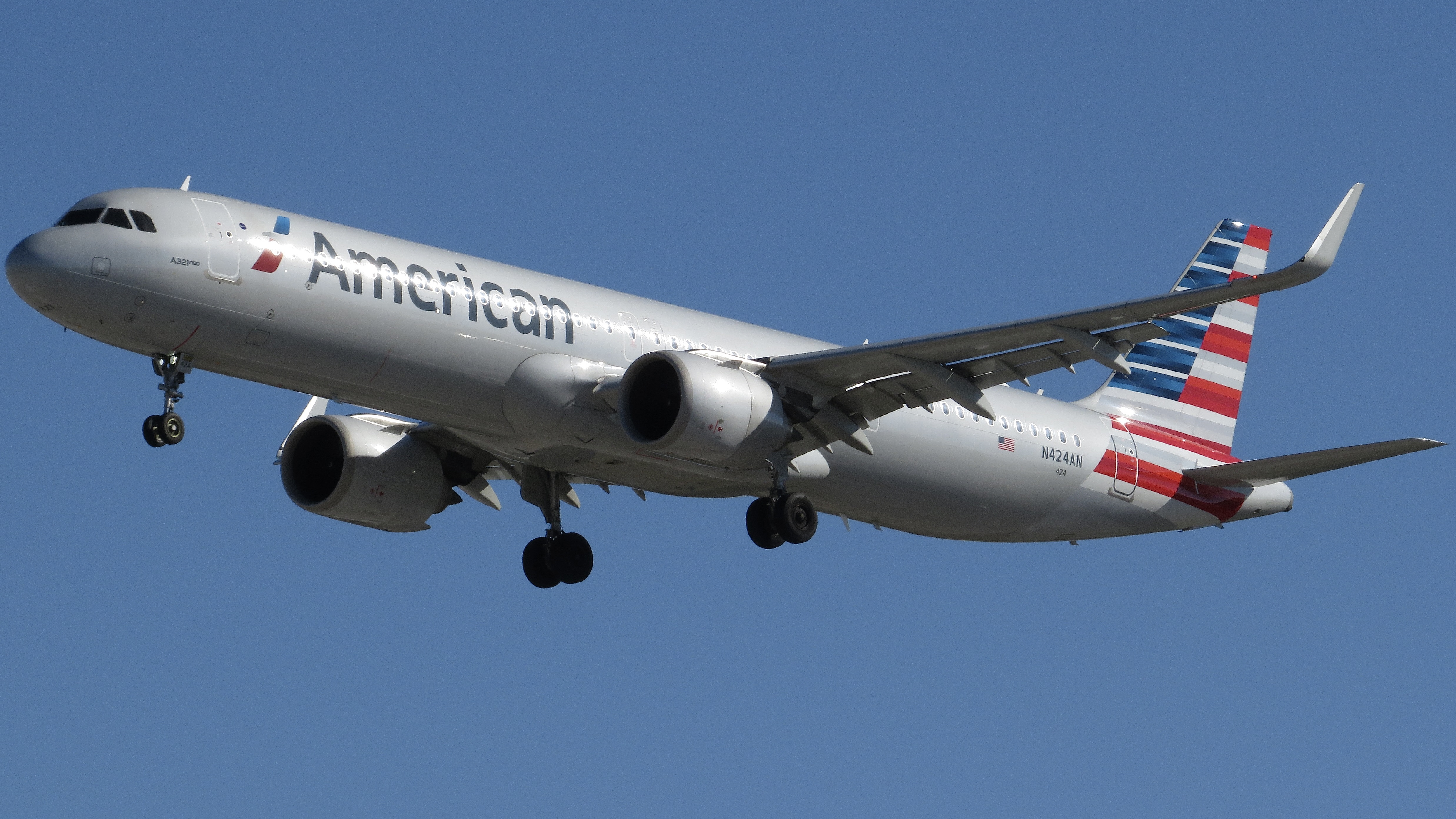 Full size: American Airlines Airbus A321NEO N424AN at Orlando International Airport