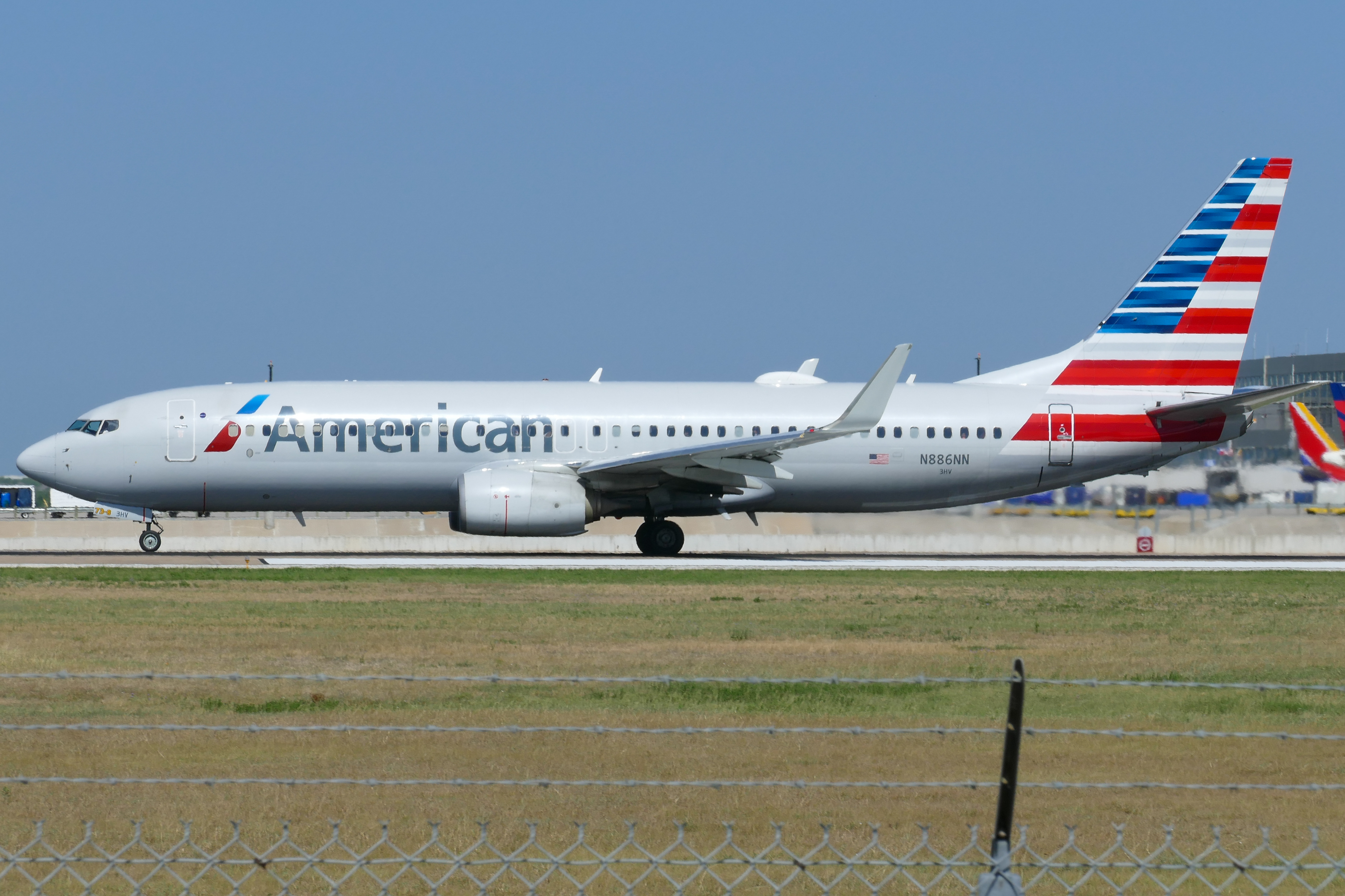 Full size: American Airlines Boeing 737-800 N886NN at Austin-Bergstrom International Airport