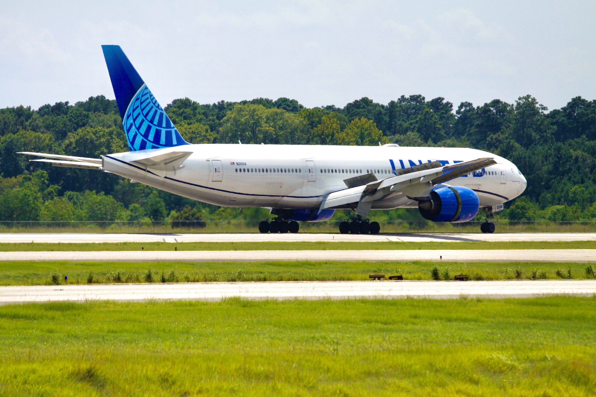 Full size: United Airlines Boeing 777-200 N210UA at Houston-George Bush Intercontinental Airport