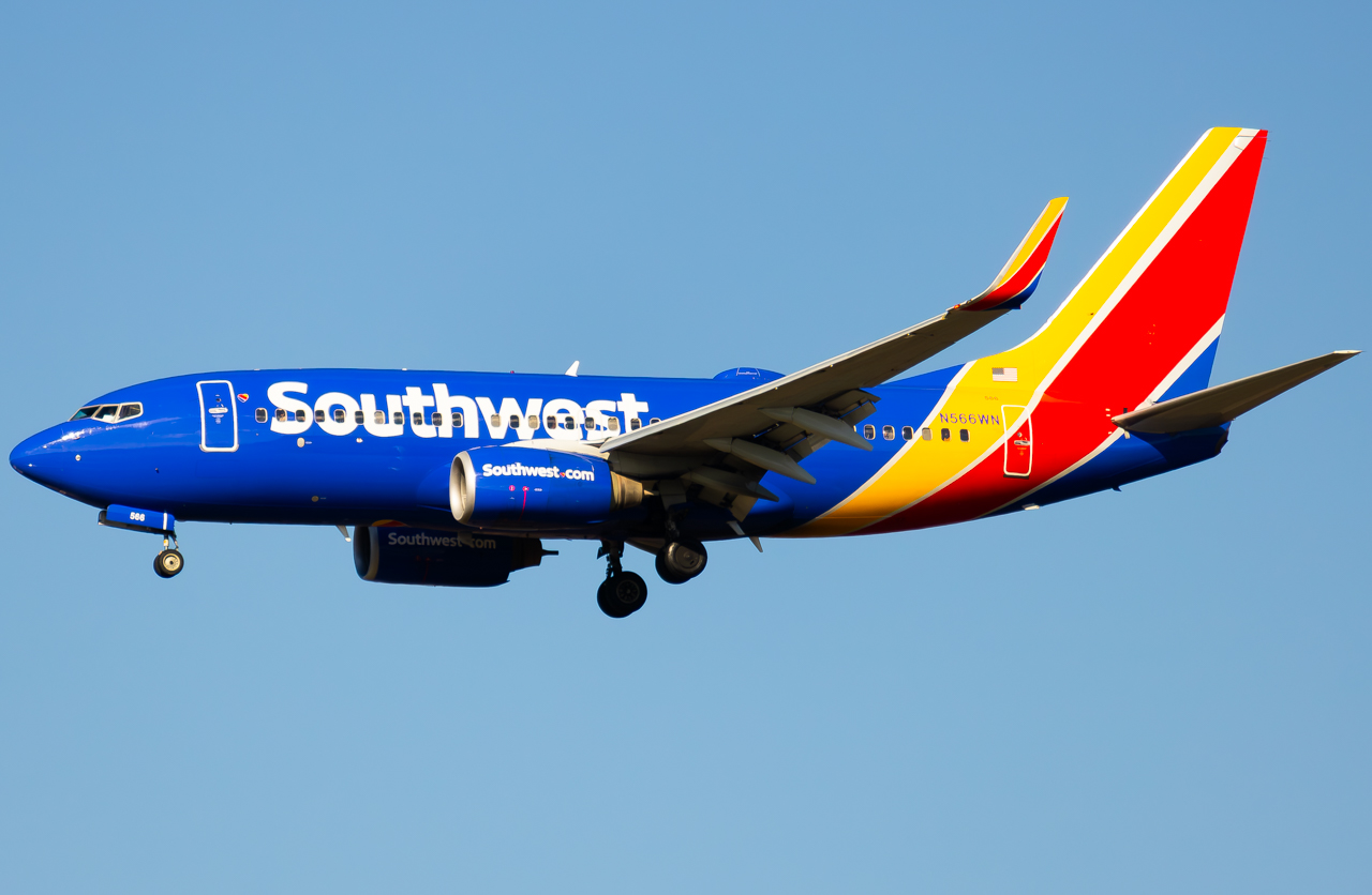 Full size: Southwest Airlines Boeing 737-700 N566WN at Pittsburgh International Airport