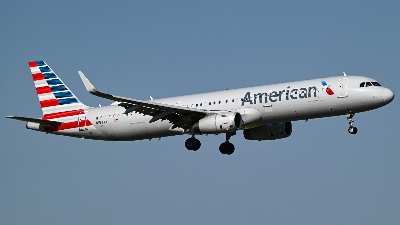 Full size: American Airlines Airbus A321-200 N154AA at Dallas-Fort Worth International Airport