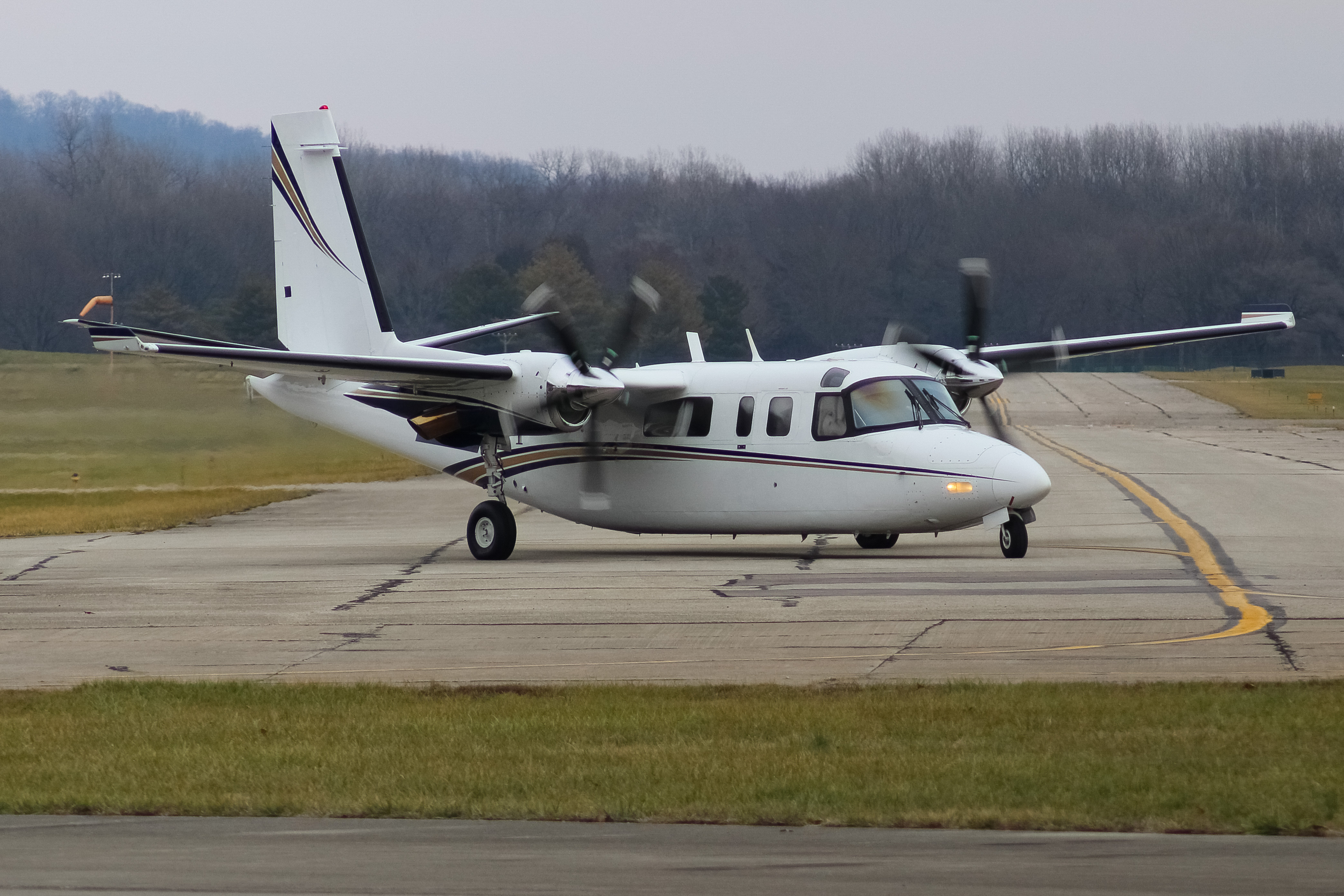 Full size: PRIVATE  Rockwell 690A Turbo Commander  N75U at Cincinnati Municipal Airport/Lunken Field