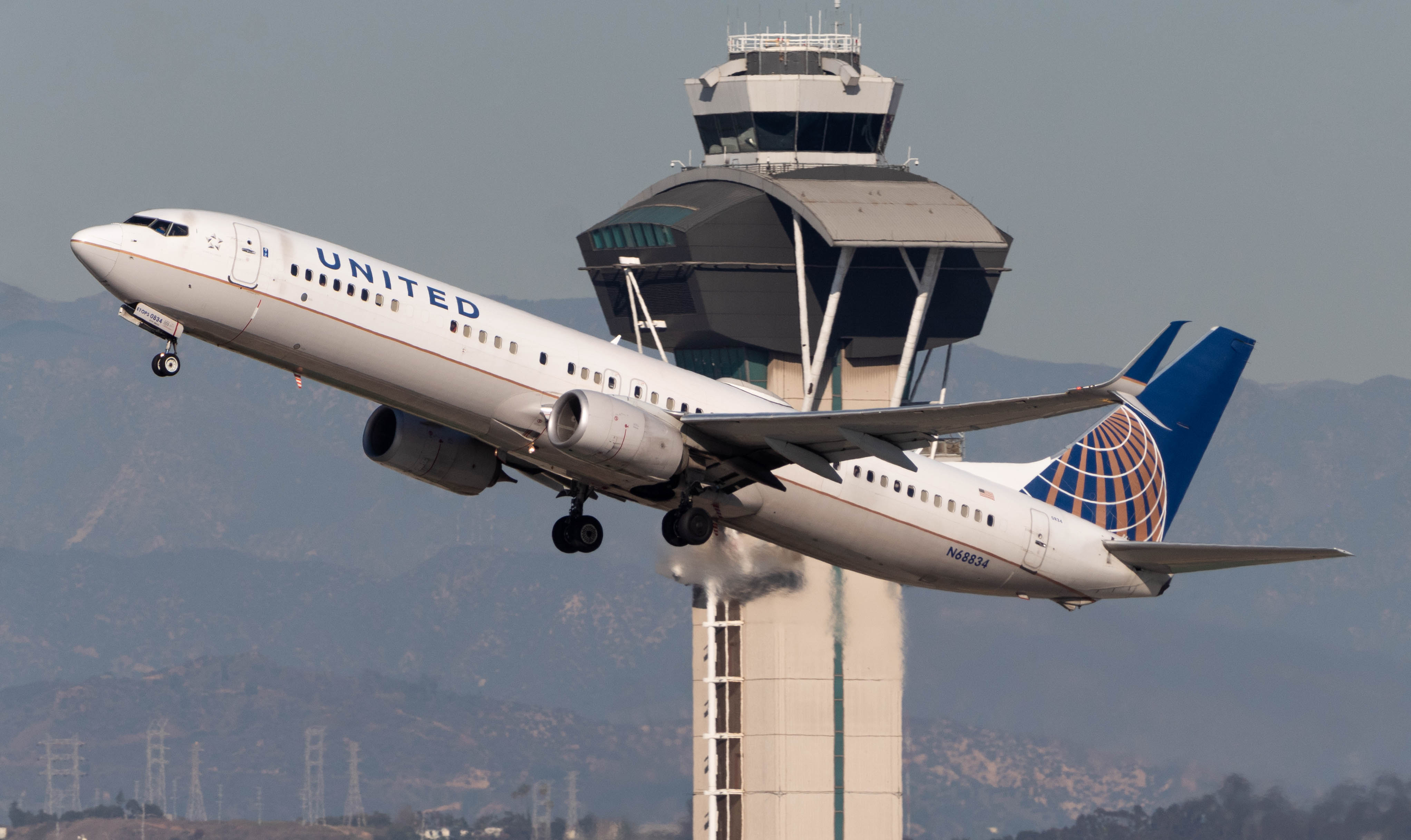 Full size: United Airlines Boeing 737-900ER N68834 at Los Angeles International Airport