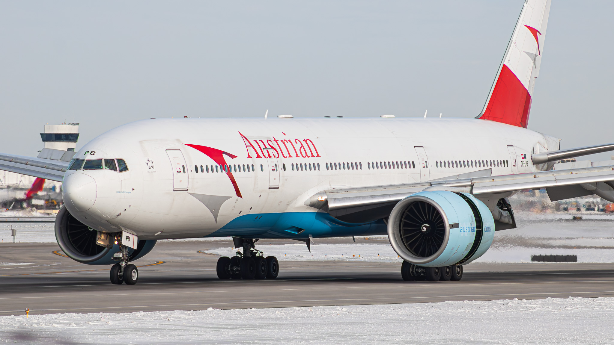 Full size: Austrian Airlines Boeing 777-200 OE-LPB at Chicago O'Hare International Airport