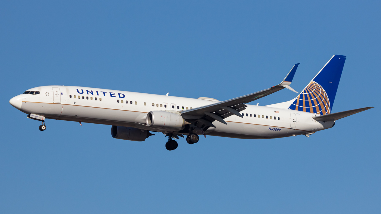 Full size: United Airlines Boeing 737-800 N63899 at Chicago O'Hare International Airport