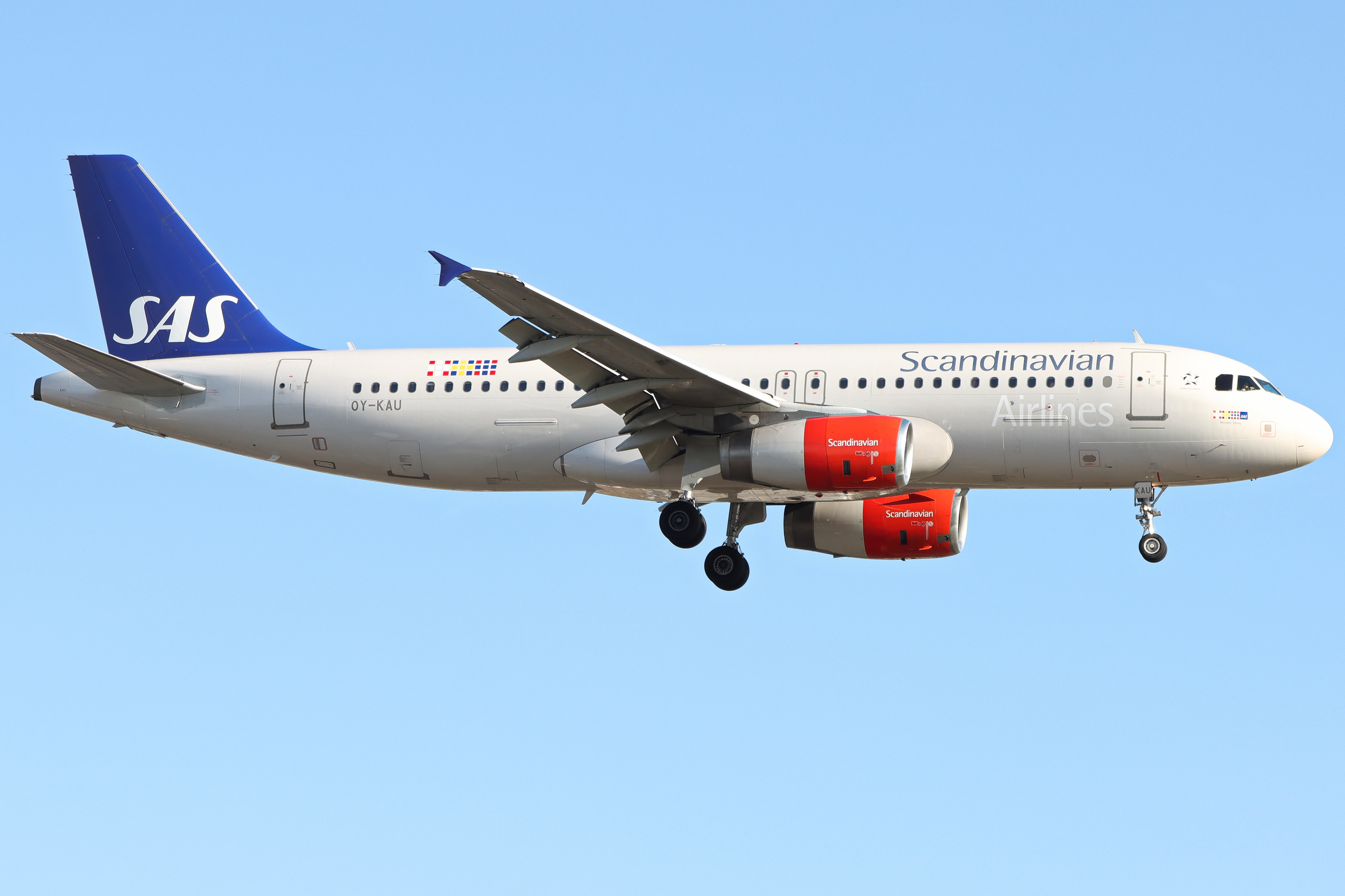 Full size: Scandinavian Airlines Airbus A320 OY-KAU at London Heathrow International Airport