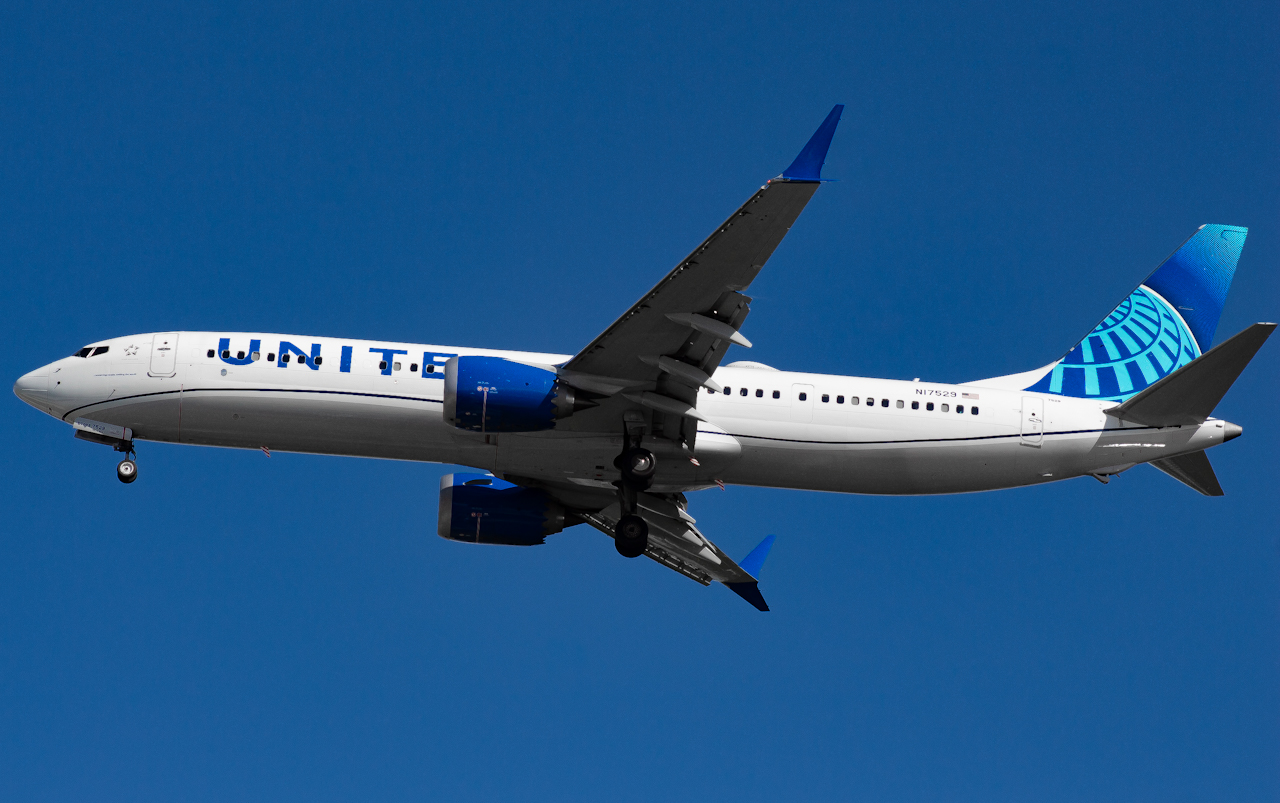 Full size: United Airlines Boeing 737 MAX 9 N17529 at Tampa International Airport