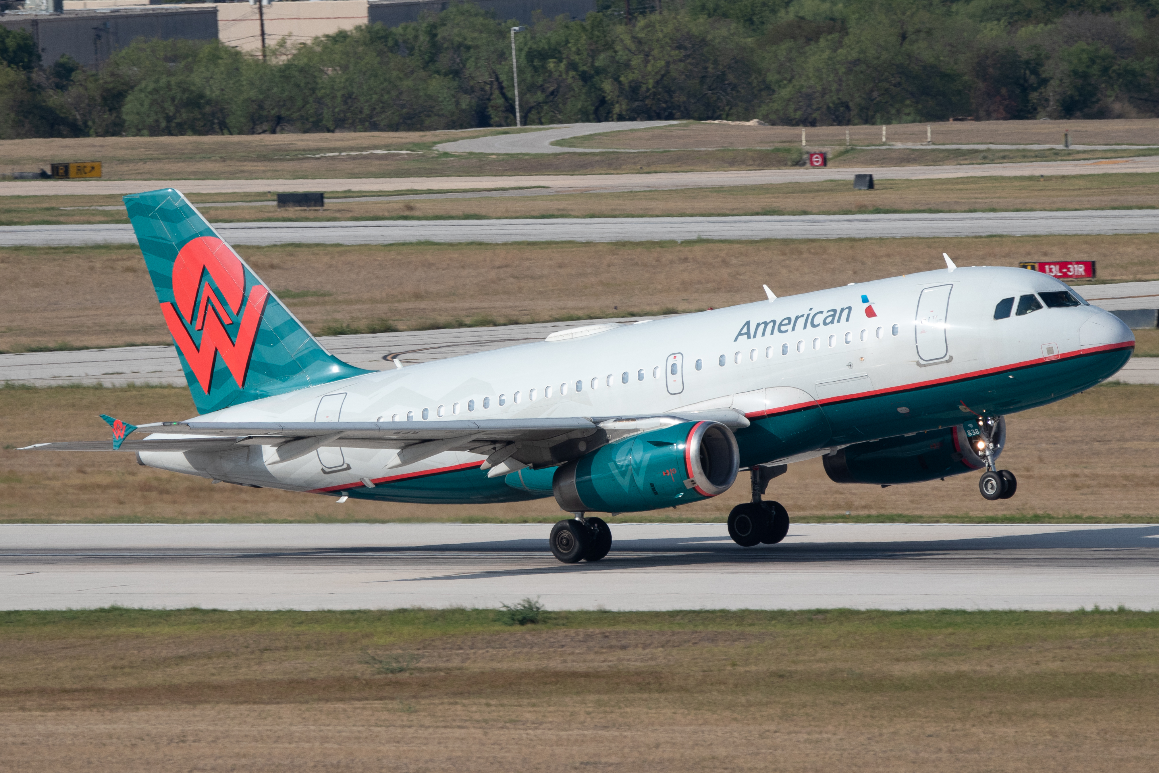 Full size: American Airlines Airbus A319 N838AW at San Antonio International Airport