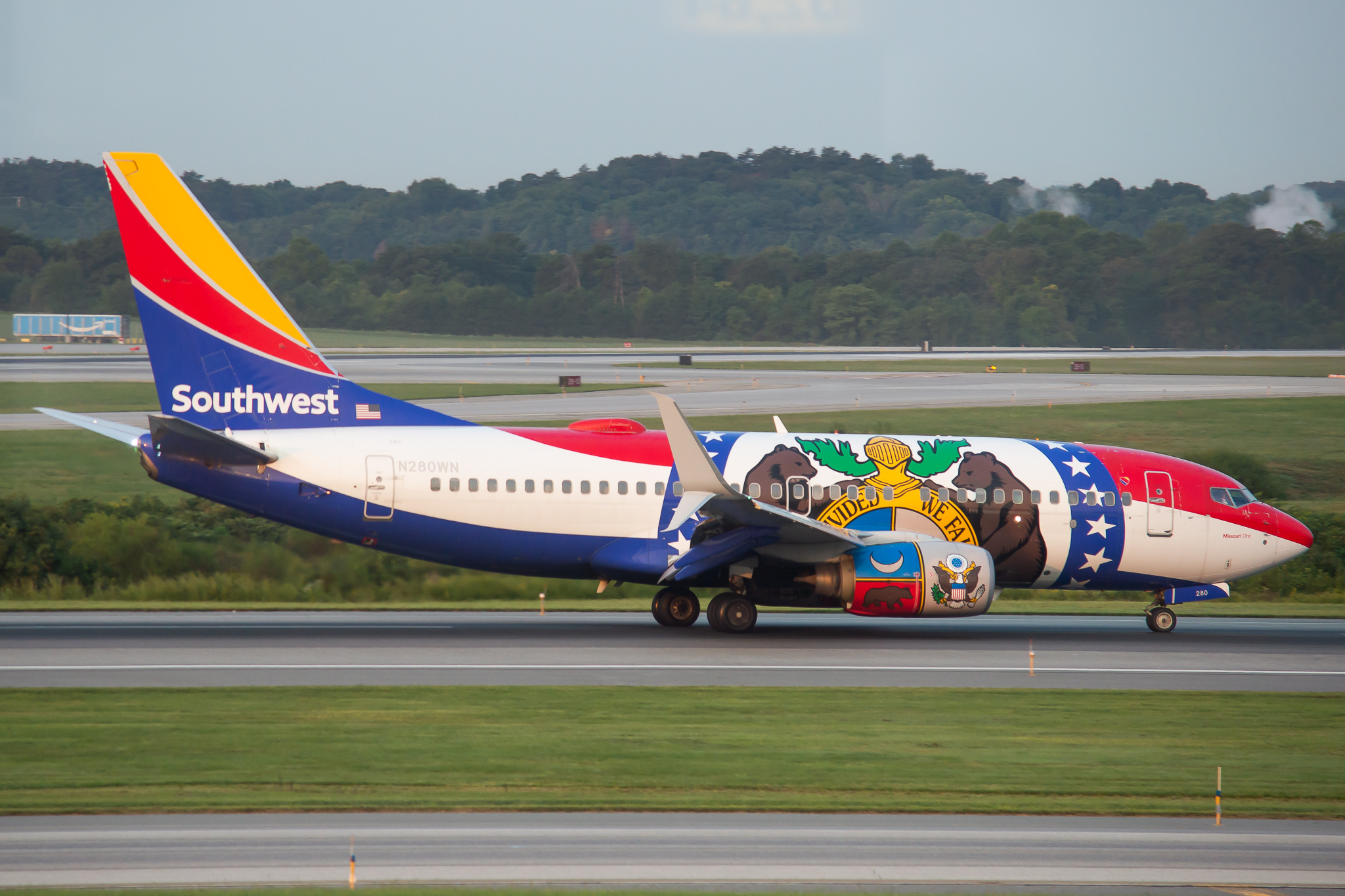 Full size: Southwest Airlines Boeing 737-700 N280WN at Baltimore/Washington International Thurgood Marshall Airport
