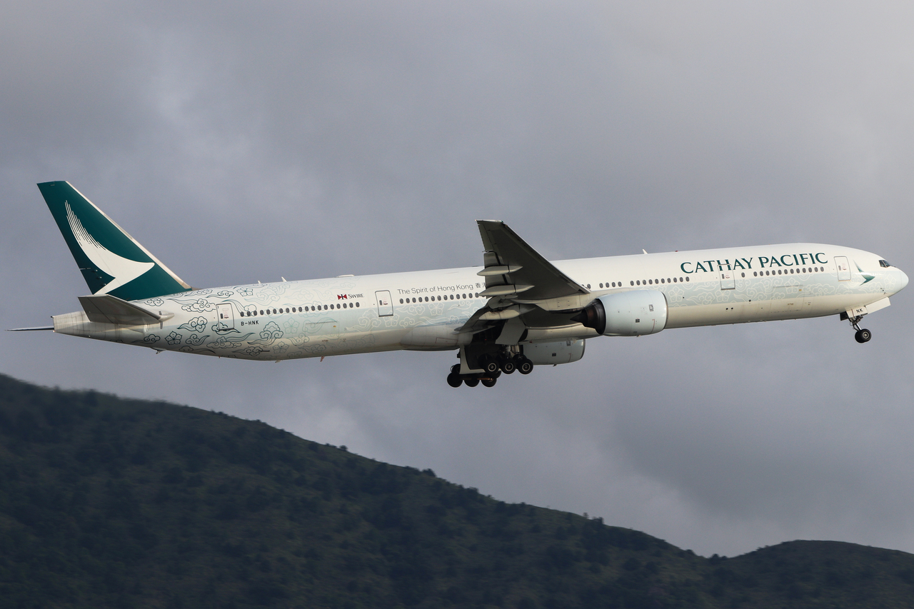 Full size: Cathay Pacific Boeing 777-300 B-HNK at Hong Kong International Airport