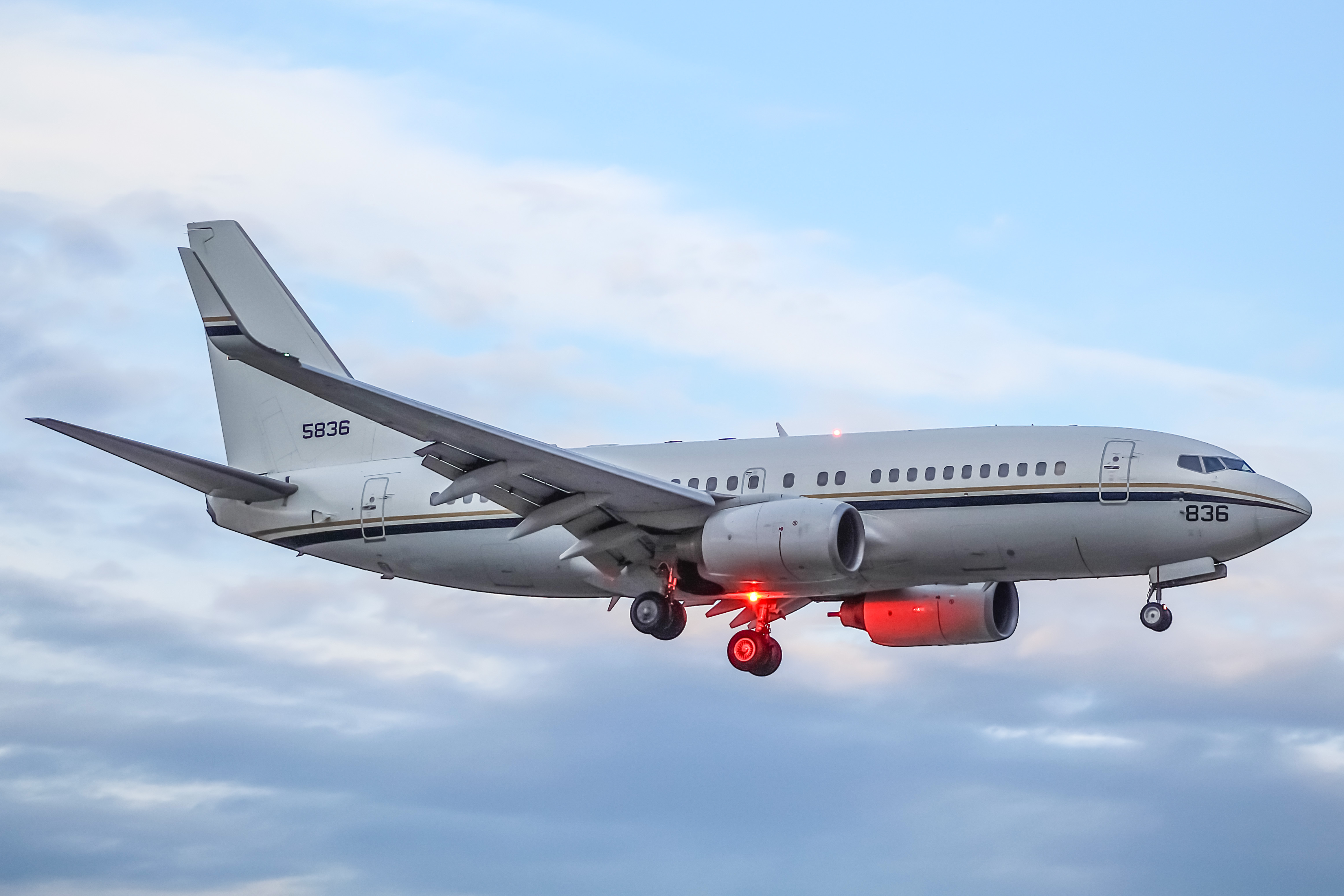 Full size: US Navy Boeing C-40 165836 at General Mitchell International Airport