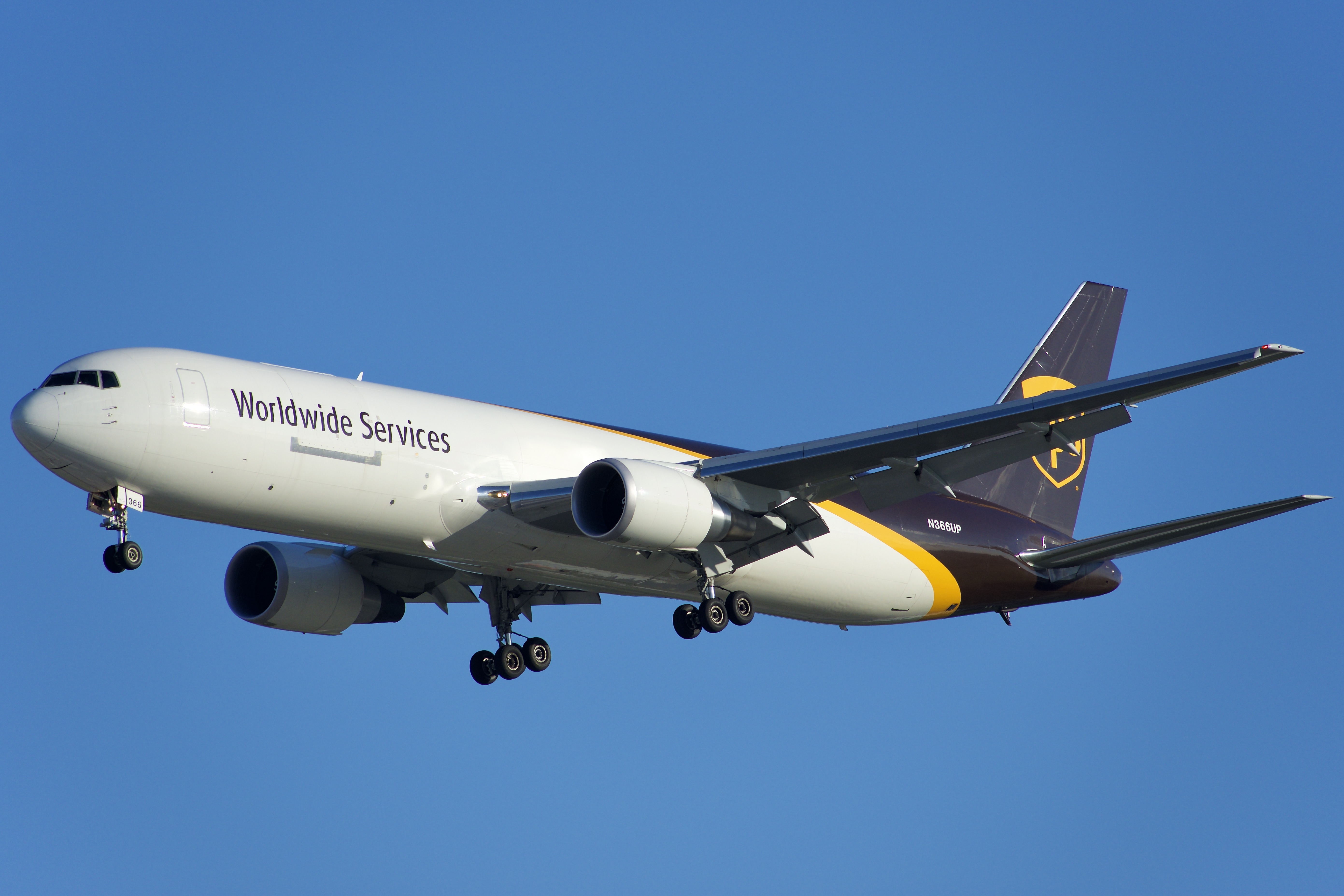 Full size: United Parcel Service Boeing 767-300F N366UP at Orlando International Airport
