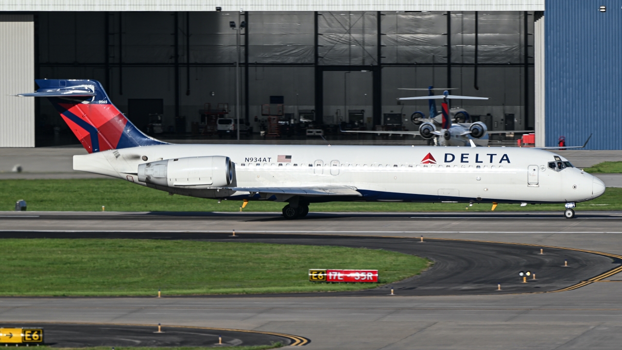 Full size: Delta Airlines Boeing 717-200 N934AT at Will Rogers World Airport