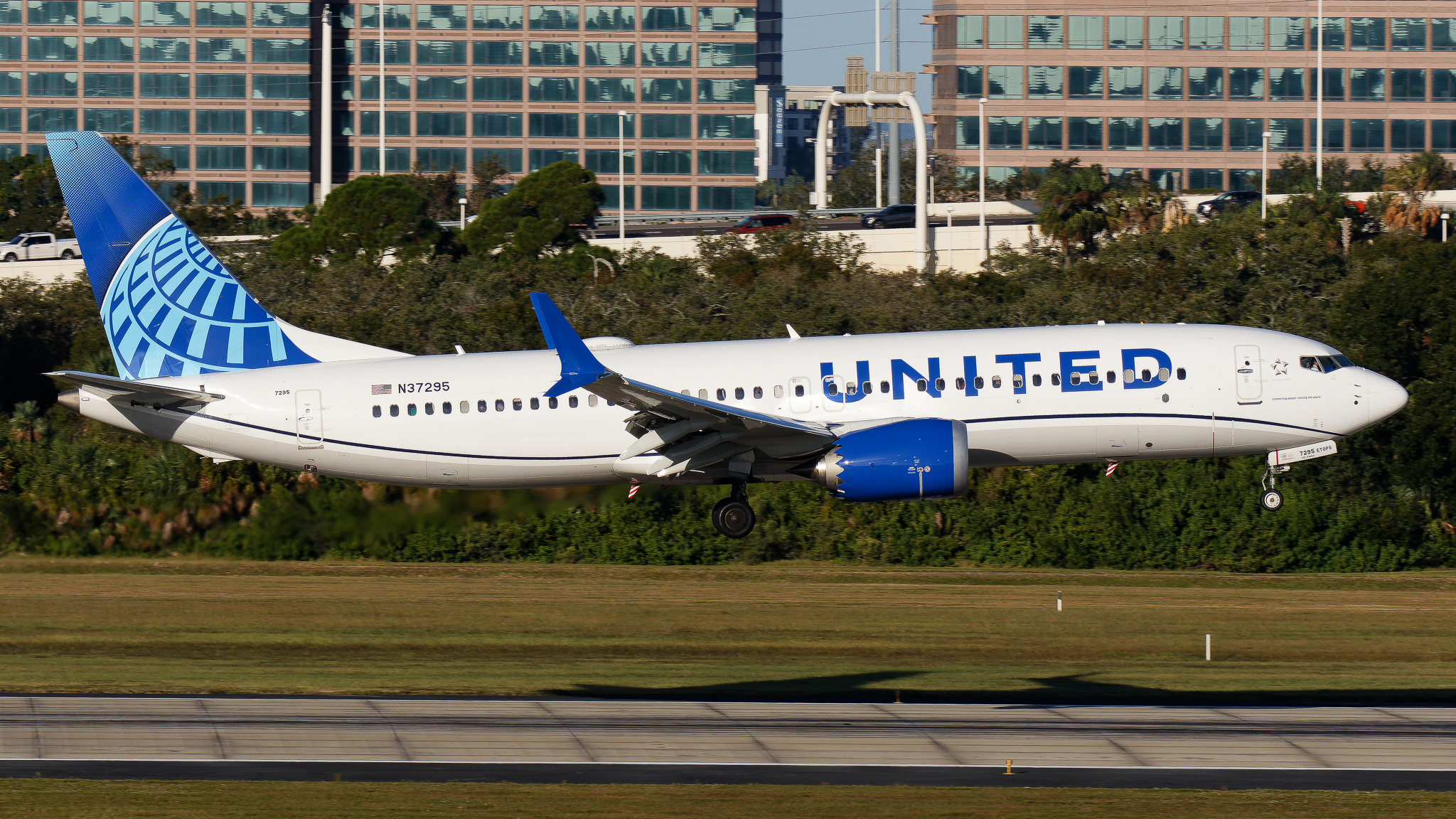 Full size: United Airlines Boeing 737 MAX 8 N37295 at Tampa International Airport