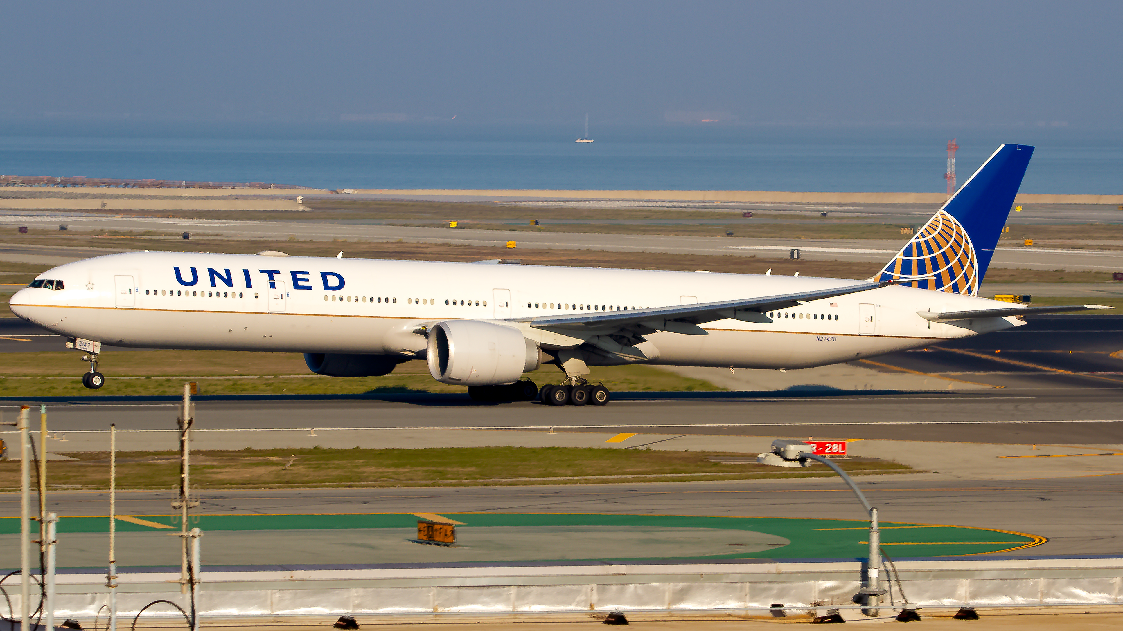 Full size: United Airlines Boeing 777-300ER N2747U at San Francisco International Airport