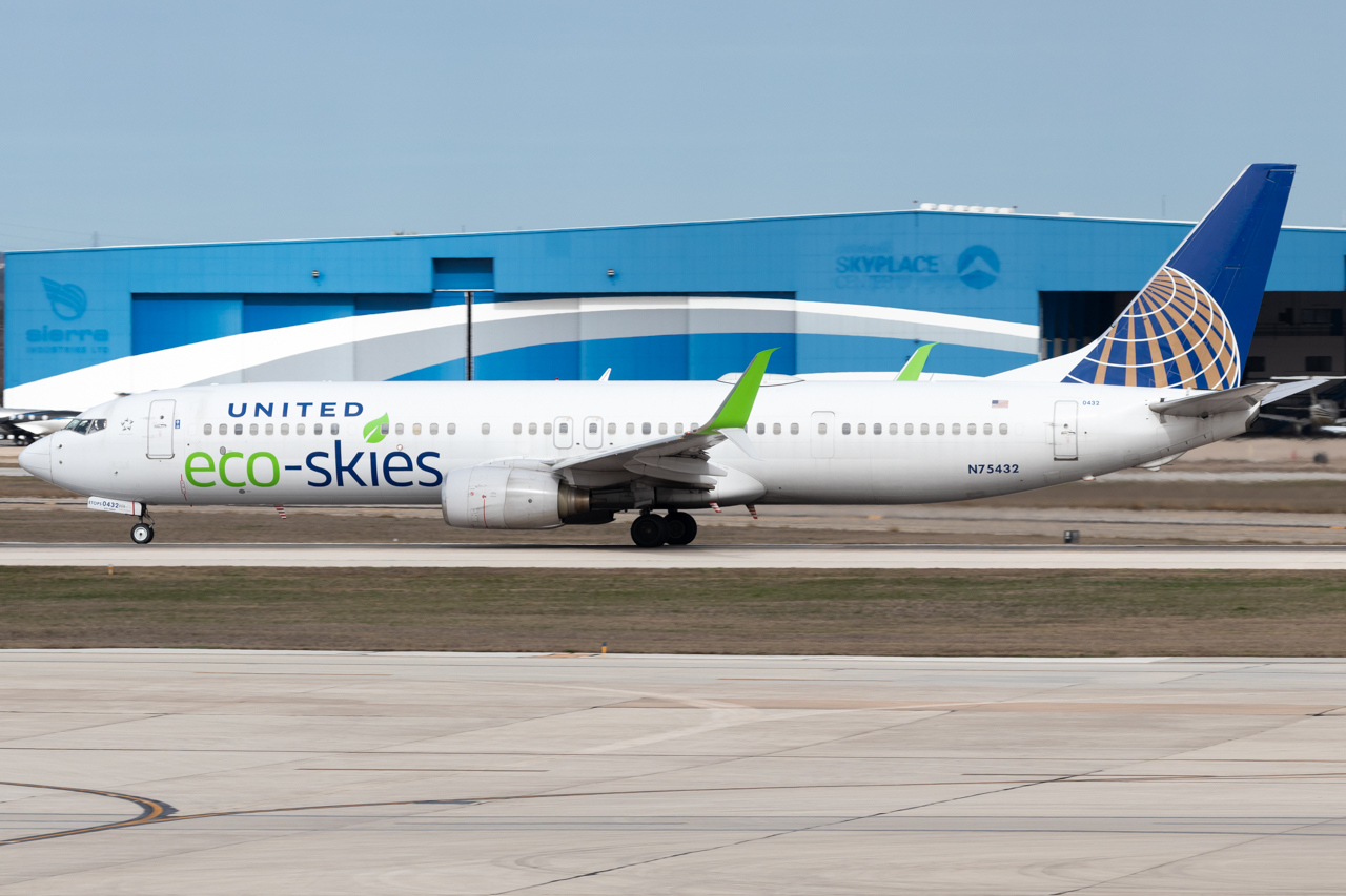 Full size: United Airlines Boeing 737-900 N75432 at San Antonio International Airport