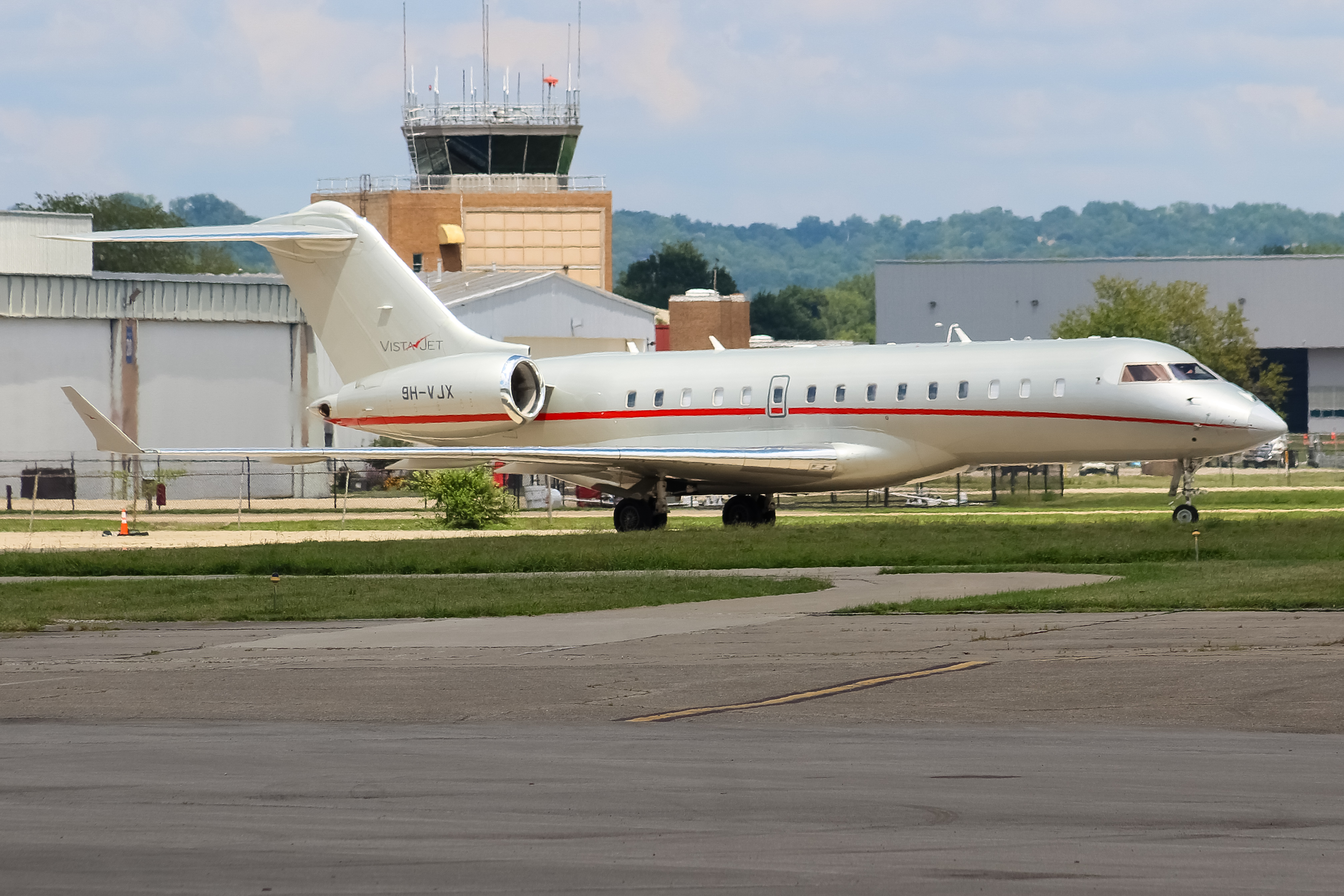 Full size: VistaJet Bombardier Global 6000 9H-VJX at Cincinnati Municipal Airport/Lunken Field
