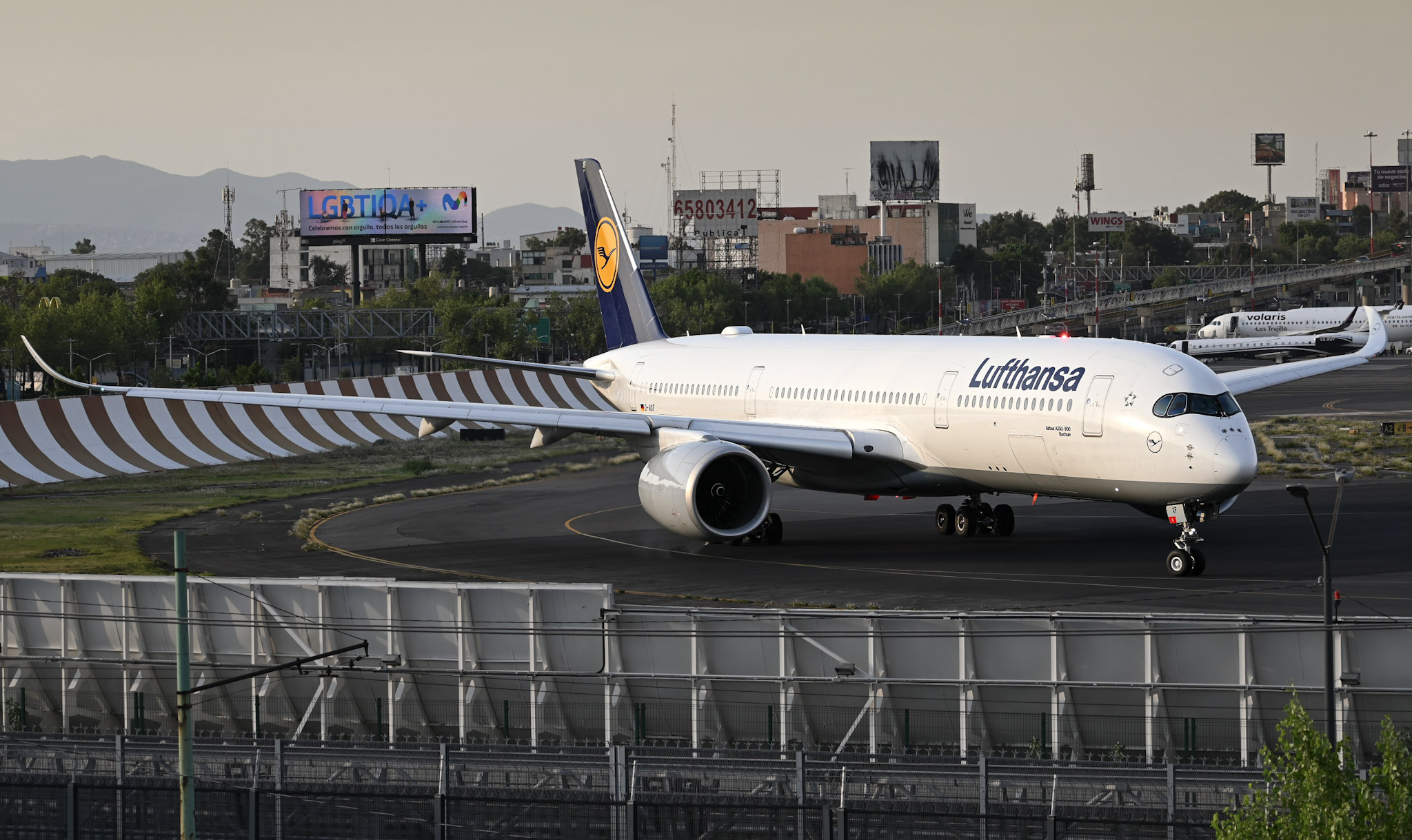 Full size: Lufthansa Airbus A350-900 D-AIXF at Mexico City International Airport