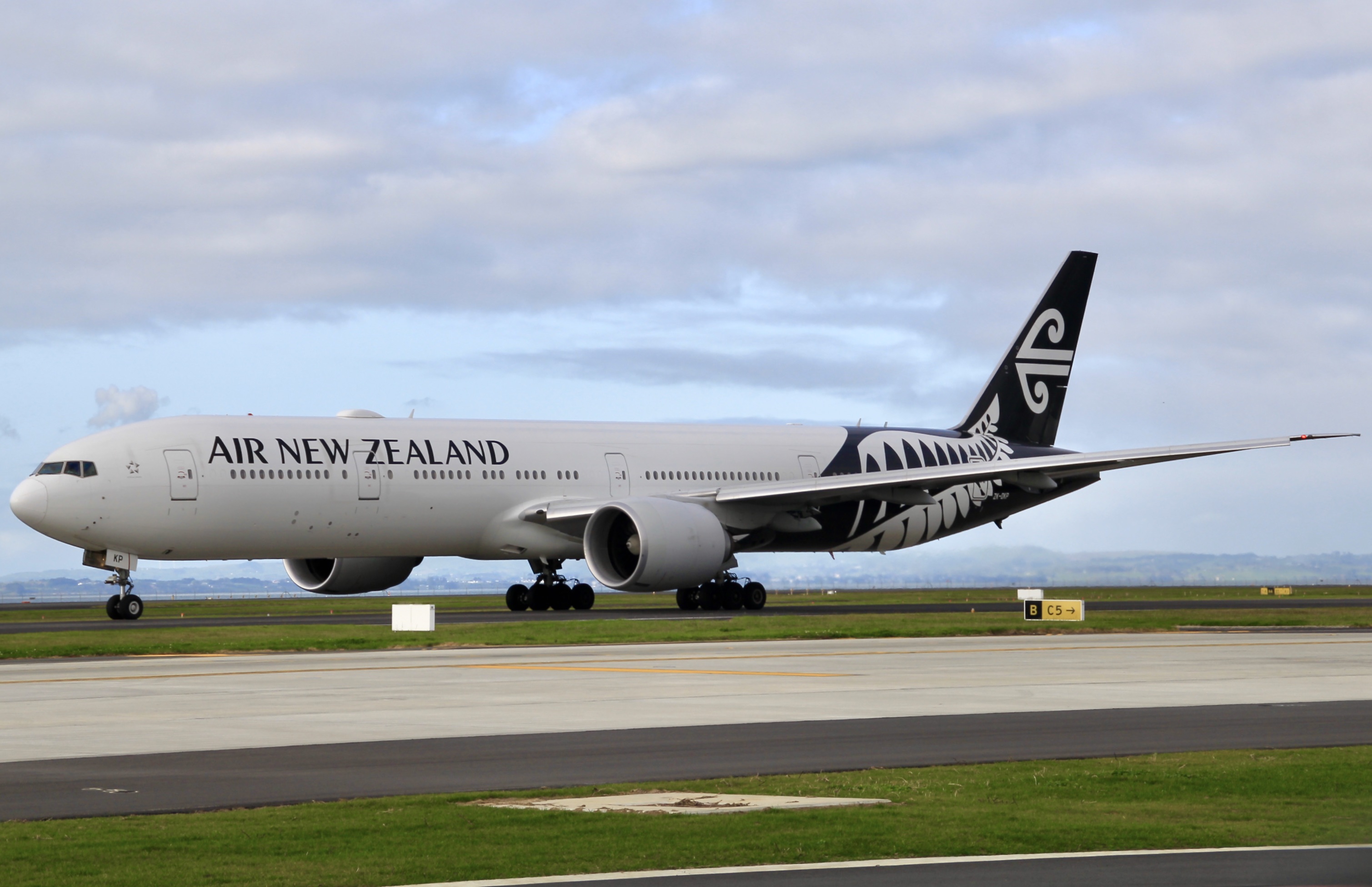Full size: Air New Zealand Boeing 777-300ER ZK-OKP at Auckland International Airport