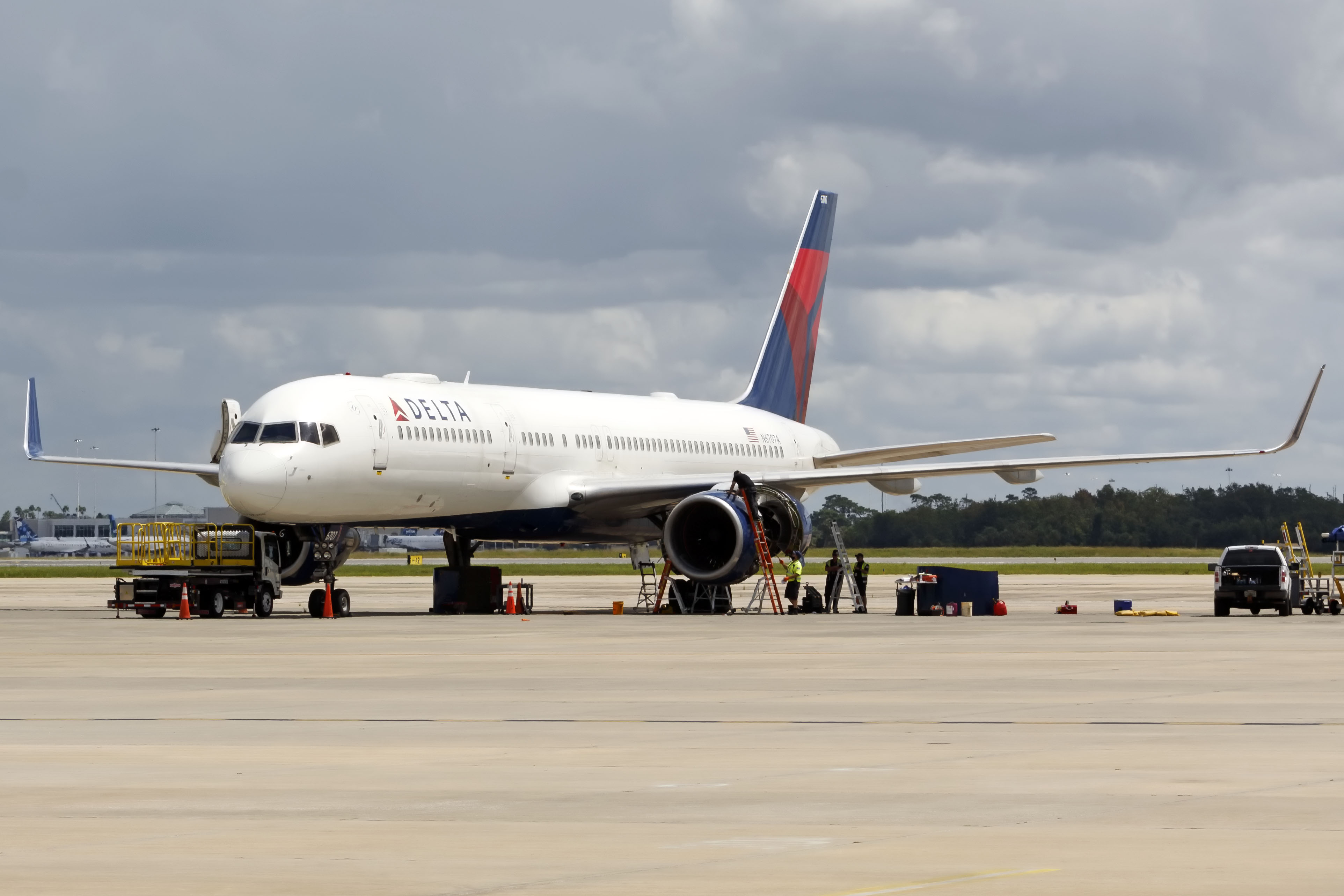 Full size: Delta Airlines Boeing 757-200 N6707A at Orlando International Airport