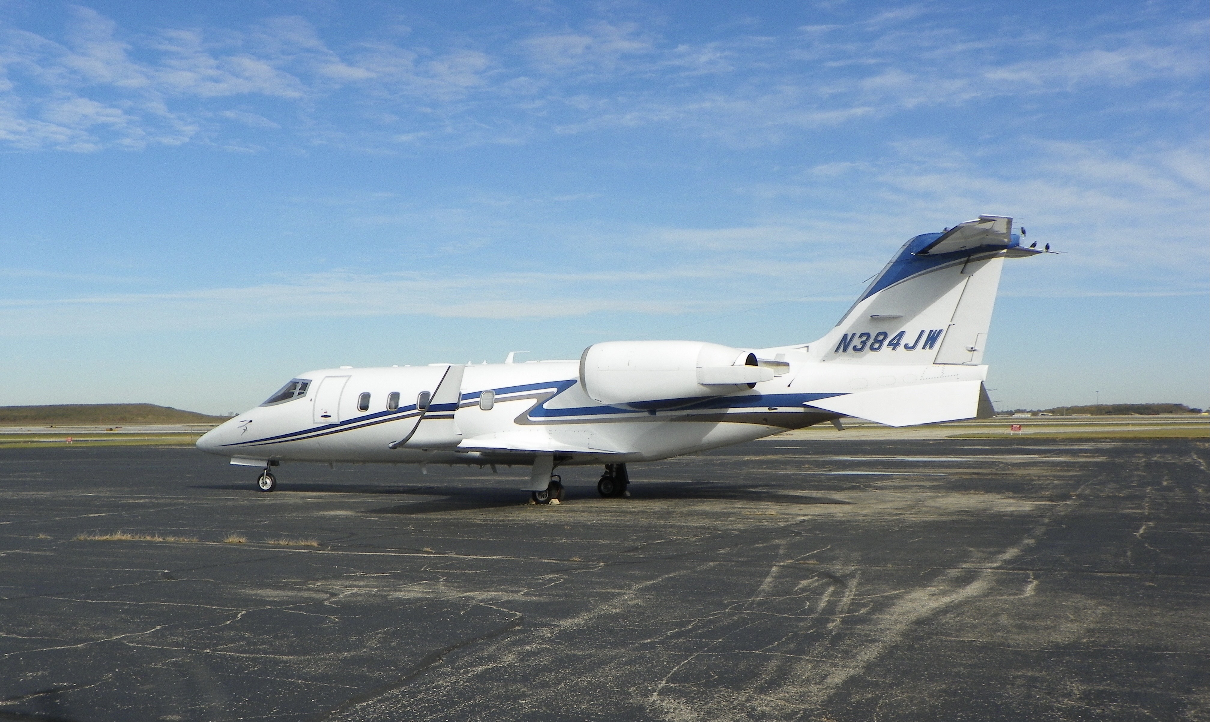 Full size: PRIVATE Learjet 60 N384JW at Cincinnati/Northern Kentucky International Airport