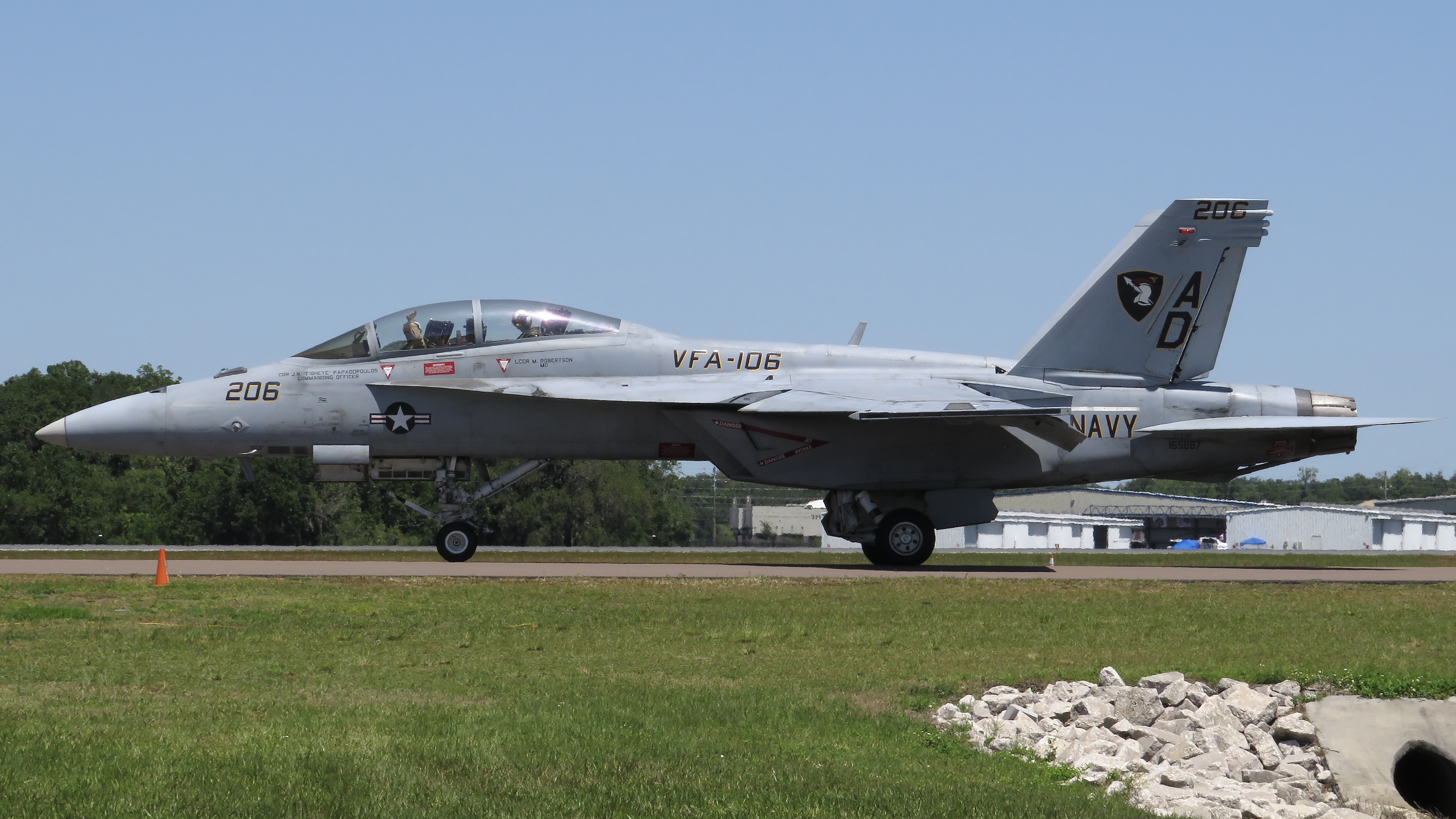 Full size: US Navy Boeing F/A-18E/F Super Hornet 165887 at Lakeland Linder International Airport