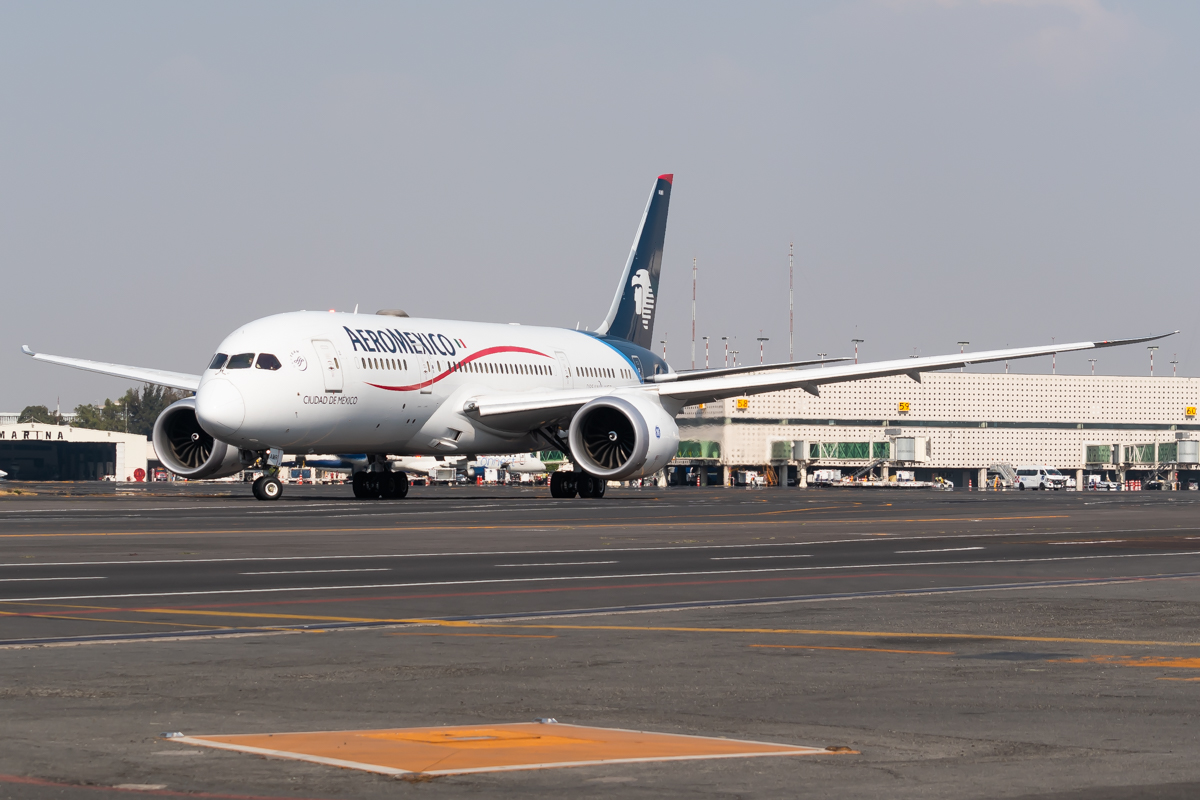 Full size: Aeromexico Boeing 787-8 XA-AMR at Mexico City International Airport