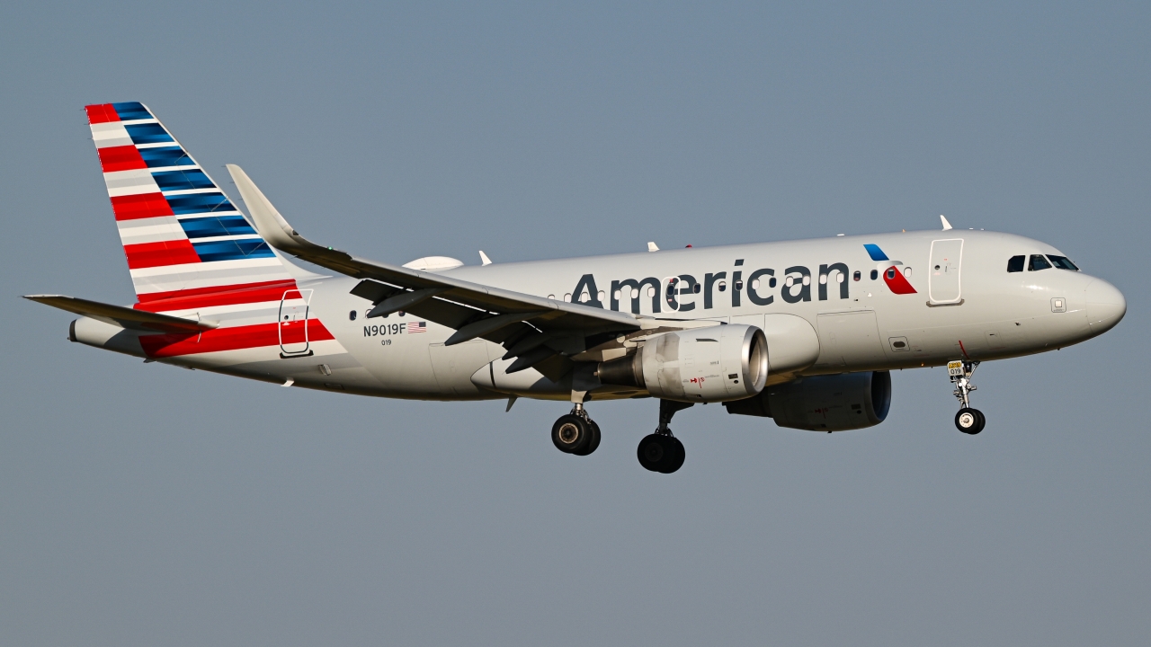 Full size: American Airlines Airbus A319 N9019F at Dallas-Fort Worth International Airport