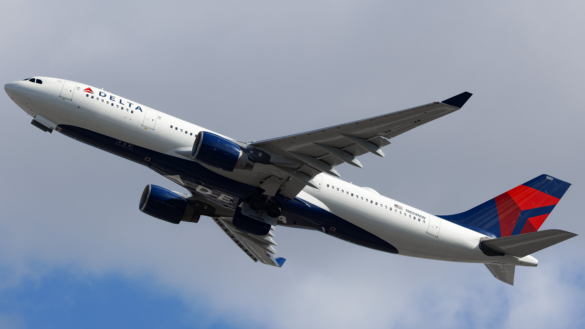 Full size: Delta Airlines Airbus A330-200 N859NW at Tampa International Airport